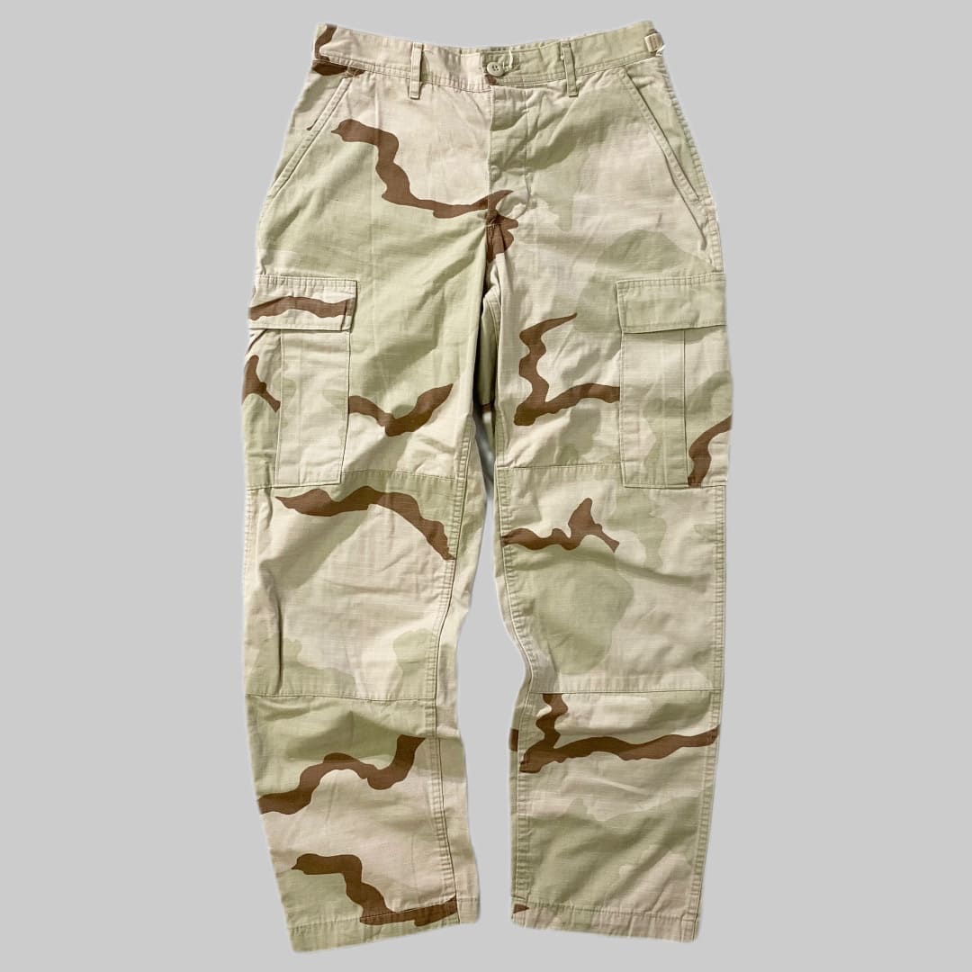 米軍放出品

TROUSERS DESERT CAMOUFLAGE PATTERN COMBAT 3C

カラー：3C

サイズ：S-S / S-R
S/S　ウエスト : 約80cm　股下 : 約73cm
S/R　ウエスト : 約80cm　股下 : 約80cm

素材：コットン50％　ナイロン50％

リップストップ生地

米軍全軍で使用されていた3カラーの
6ポケットカーゴパンツ。

従来のDBDUと比べて色数が3色と少なく、
主に砂漠地帯で採用されていた迷彩です。

素材はリップストップ生地を使用し、
膝と臀部にそれぞれ補強パッチを施しています。

ウエストは両サイドのアジャスターで調節が可能で、
裾はドローコードで絞れる仕様になっております。

※米軍放出品の為、画像の程度とは若干異なる場合がございますので予めご了承下さい。
(キズ、へこみ、汚れ、穴あき、ほつれ、文字書入れ(名前、ナンバー)など
