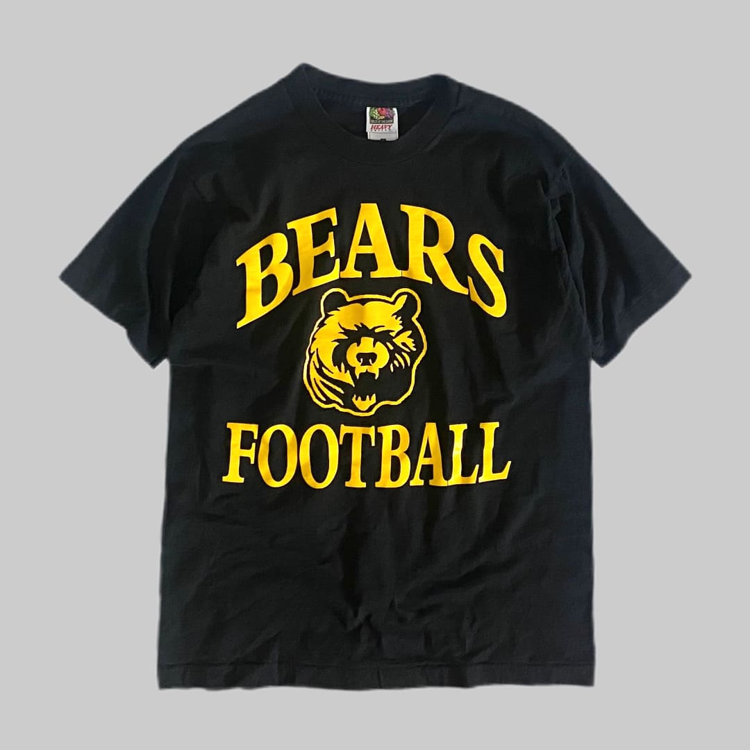 FRUIT OF THE LOOM 

【FRUIT OF THE LOOM】BEARS FOOTBALL S/S TEE 

カラー：ブラック

サイズ：M
着丈：約66cm　身幅：約50cm　肩幅：約45cm　袖丈：約19cm

素材：コットン100％

MADE IN USA

NFLチーム、シカゴ・ベアーズのプリントTシャツ。

FRUIT OF THE LOOMのボディーを使用し
身幅広めで、少しゆったりとしたサイズ感です。

かなり状態の良いアイテムです。

※画像の程度とは若干異なる場合がございますので予めご了承下さい。
(キズ、へこみ、汚れ、穴あき、ほつれ、文字書入れ(名前、ナンバー)など