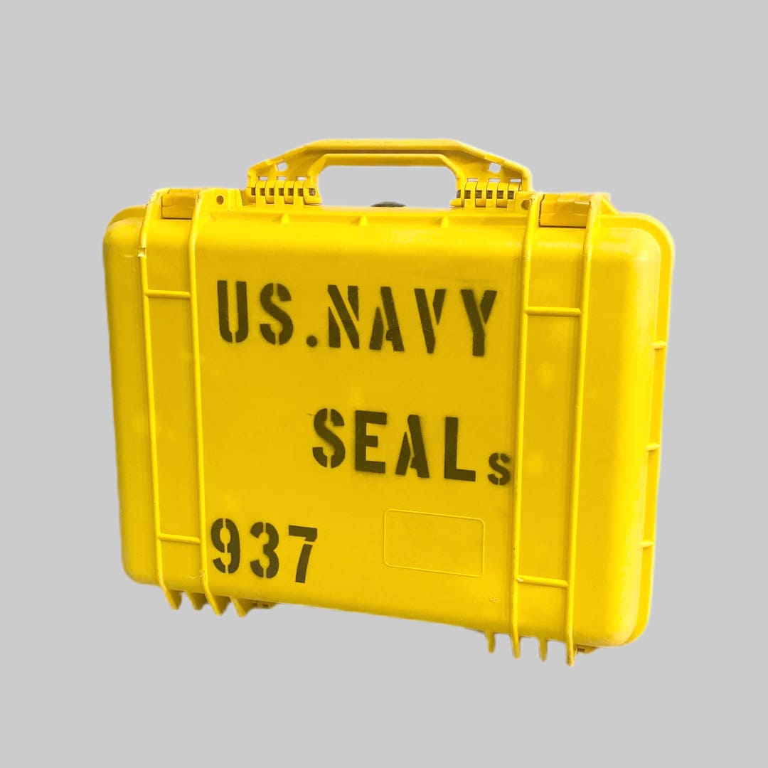 米軍放出品

US NAVY SEALS PELICAN CASE

カラー：イエロー

サイズ：約40×48×20cm

素材：プラスチック

米軍でも使用されている世界最高水準の防水・防塵・耐久性能を
誇るハードケース。

さまざまな機材や工具、精密機器をより安全により確実に収納・輸送する
ケースとして圧倒的に優れたアイテムです。

持ち運びしやすいサイズ感で非常に便利。

US NAVY SEALSのステンシル入りです。

※米軍放出品の為、画像の程度とは若干異なる場合がございますので予めご了承下さい。
(キズ、へこみ、汚れ、穴あき、ほつれ、色味、文字書き入れなど)