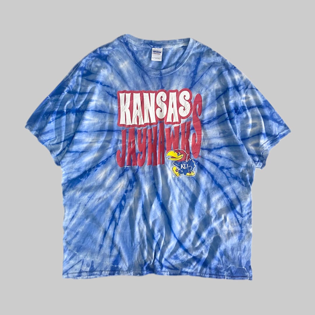 GILDAN

【GILDAN】KANSAS JAYHAWKS S/S TEE

カラー：ブルー

サイズ：2XL
着丈：約75cm　身幅：約64cm　肩幅：約63cm　袖丈：約20cm

素材：コットン100％

カンザス大学を代表するスポーツ競技チーム、
KANSAS JAYHAWKSのプリントTシャツ。

GILDANボディーを使用し、
ブリーチ加工したような雰囲気の一枚。

ビッグサイズなので、レイヤードなどにも使える
面白いアイテムです。

※所々、小さな穴あきがございます。

※画像の程度とは若干異なる場合がございますので予めご了承下さい。
(キズ、へこみ、汚れ、穴あき、ほつれ、文字書入れ(名前、ナンバー)など