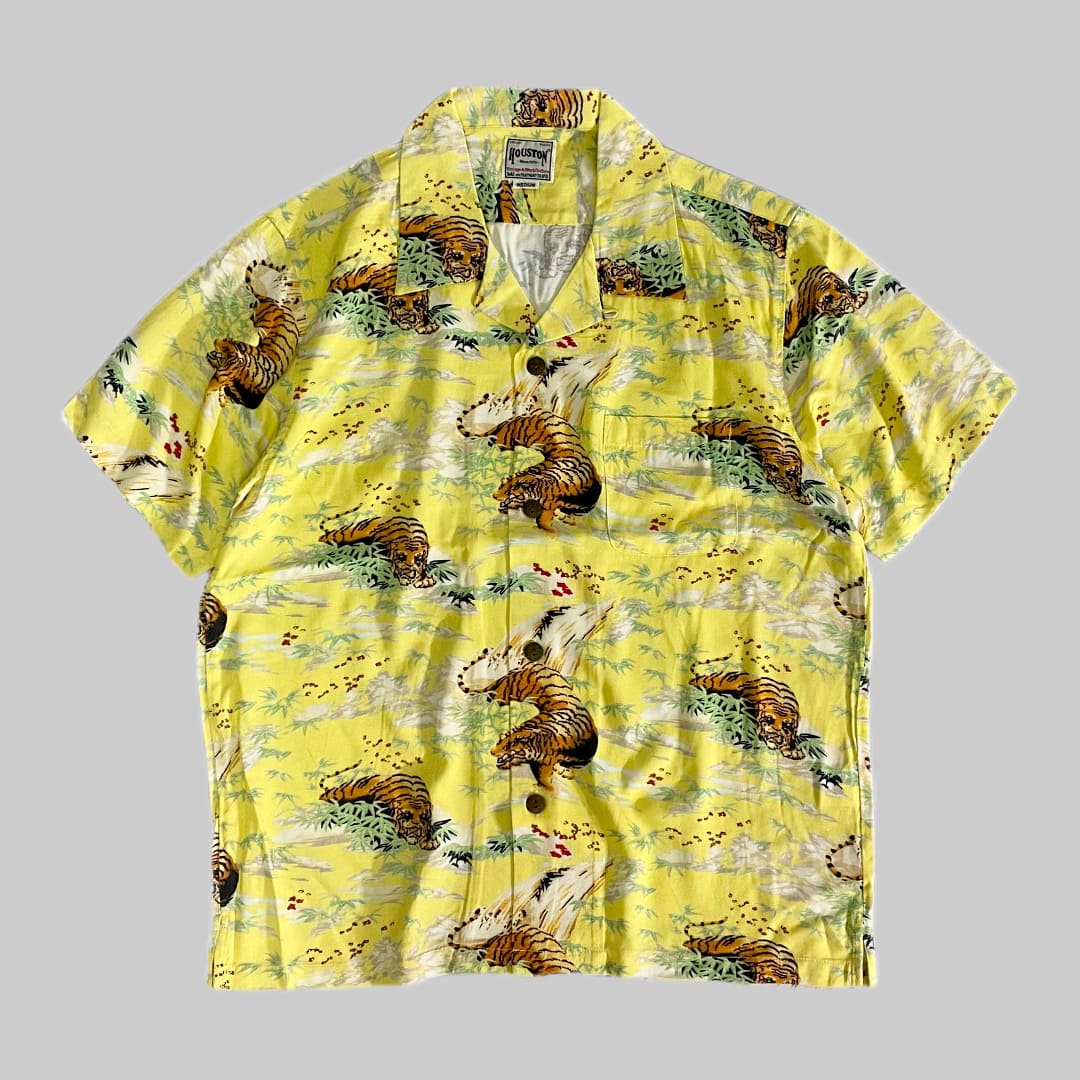 HOUSTON

【HOUSTON】ALOHA SHIRT 虎

カラー：YELLOW

サイズ：M / L / XL
M 着丈:71cm 身幅:58cm 肩幅:47cm 袖丈:24cm
L 着丈:73cm 身幅:61cm 肩幅:49cm 袖丈:25cm
XL 着丈:75cm 身幅:64cm 肩幅:51cm 袖丈:26cm

素材：レーヨン100％

40Sライクなスパン調の糸を使用し、
ボタンはココナッツ柄のボタンを採用。

通称【竹に虎】と呼ばれるデザインで、
縁起が良いことの例えとして用いられている。
