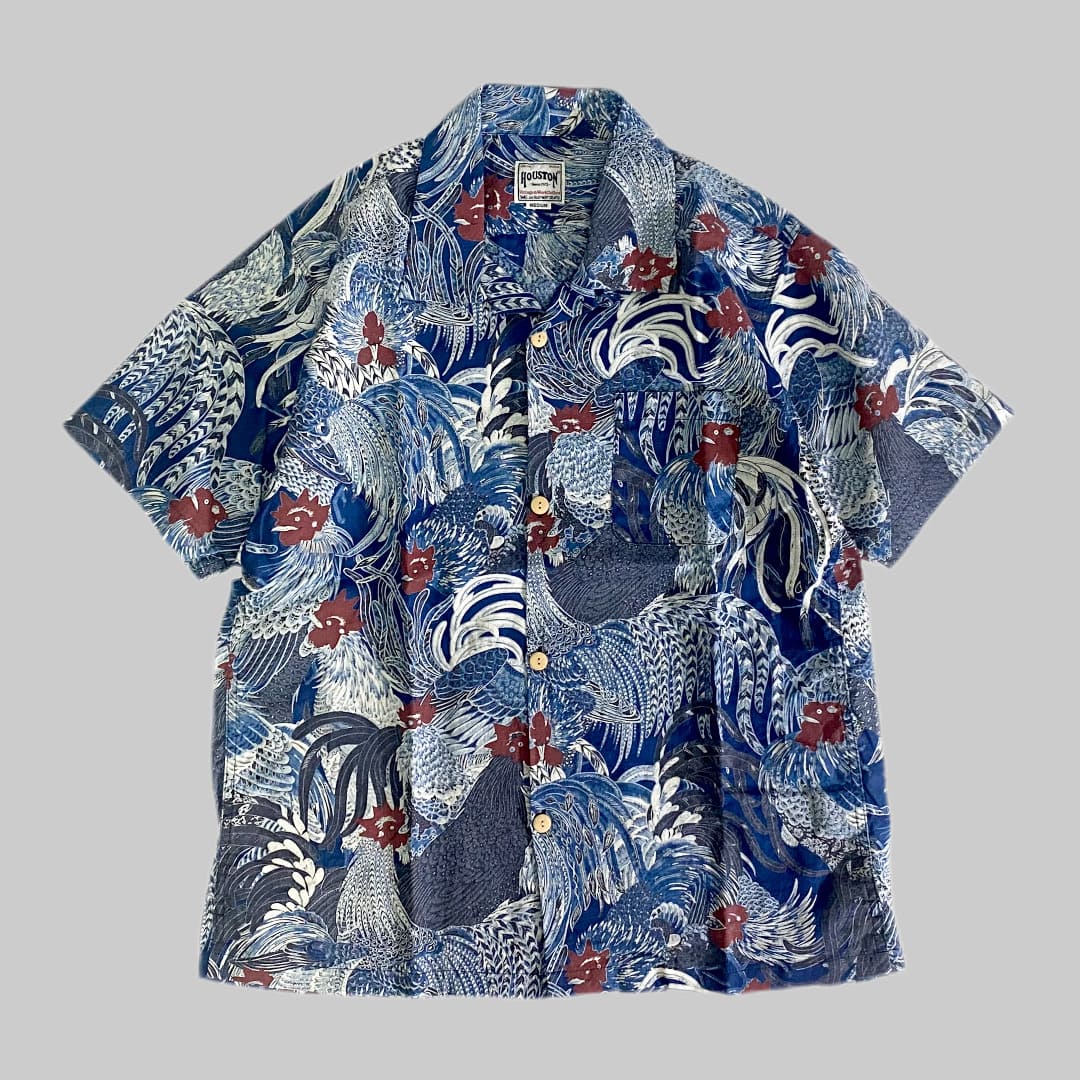 HOUSTON

【HOUSTON】INDIGO LINEN ALOHA SHIRT

カラー：群鶏図

サイズ：M / L / XL
M 着丈:71cm 身幅:58cm 肩幅:47cm 袖丈:24cm
L 着丈:73cm 身幅:61cm 肩幅:49cm 袖丈:25cm
XL 着丈:75cm 身幅:64cm 肩幅:51cm 袖丈:26cm

素材：リネン100％

日本製の生地を使用し、国内工場で仕上げたスペシャルな
アロハシャツシリーズ。

リネン生地に手捺染(ハンドスクリーン)でインディゴ抜染を施し、
群鶏図をプリントしたゴージャスな一着。

仕上げにエアータンブラー加工を入れており、
ナチュラルでふっくらとした仕上がりになっています。