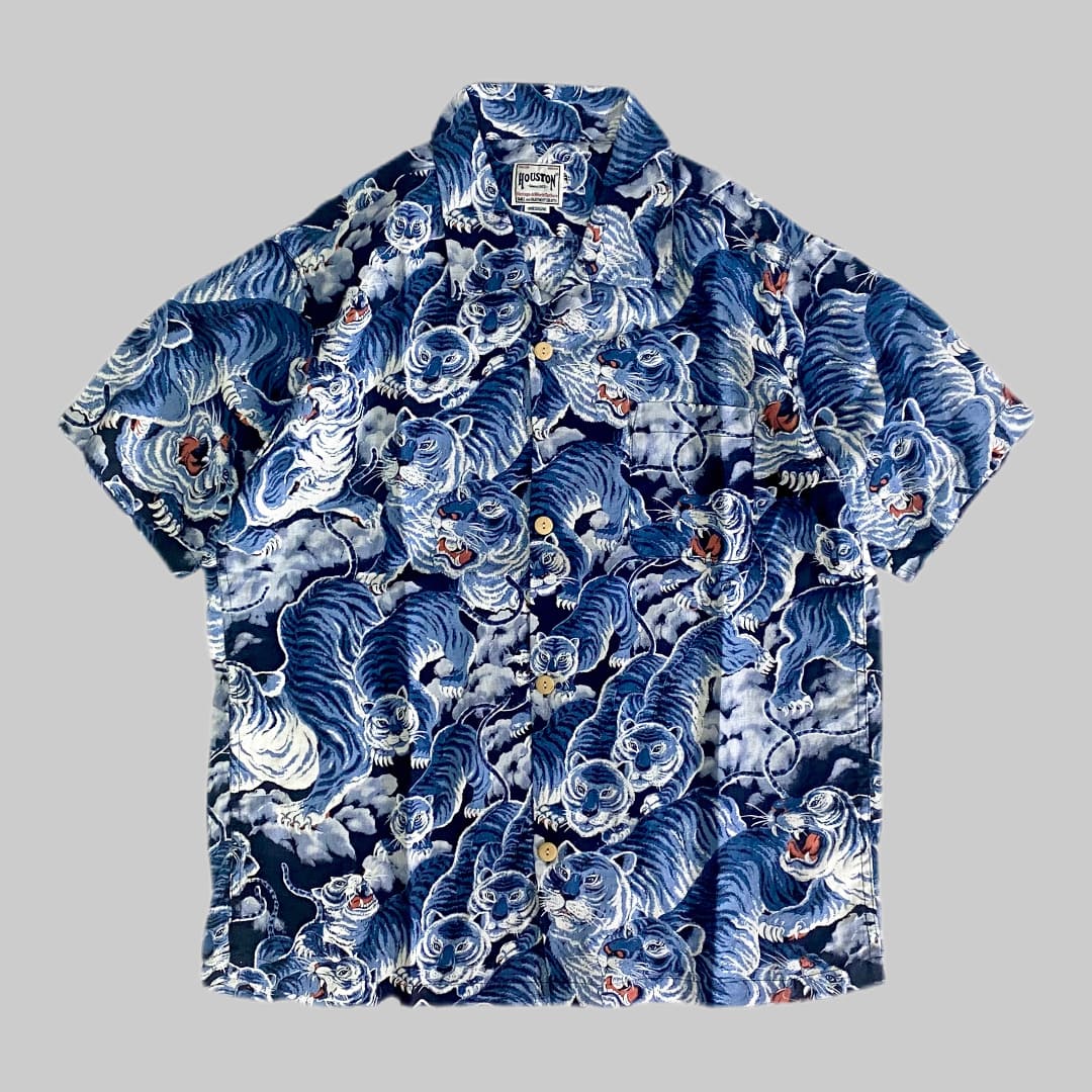 HOUSTON

【HOUSTON】ALOHA SHIRT 百虎

カラー：ブルー

サイズ：M / L / XL
M 着丈:72cm 身幅:57cm 肩幅:47cm 袖丈:24cm
L 着丈:74cm 身幅:63cm 肩幅:49cm 袖丈:25cm
XL 着丈:76cm 身幅:65cm 肩幅:51cm 袖丈:26cm

素材：リネン100％

夏に嬉しいリネン100％のアロハシャツ。

シャツ全面にそれぞれ表情や動きが違う虎の
プリントはインパクトがあり、その細部は
魅入ってしまうほどに非常に細かく繊細なデザイン。

ヴィンテージアロハの中でも幻のアロハと呼ばれている
百虎のアロハシャツになります。

