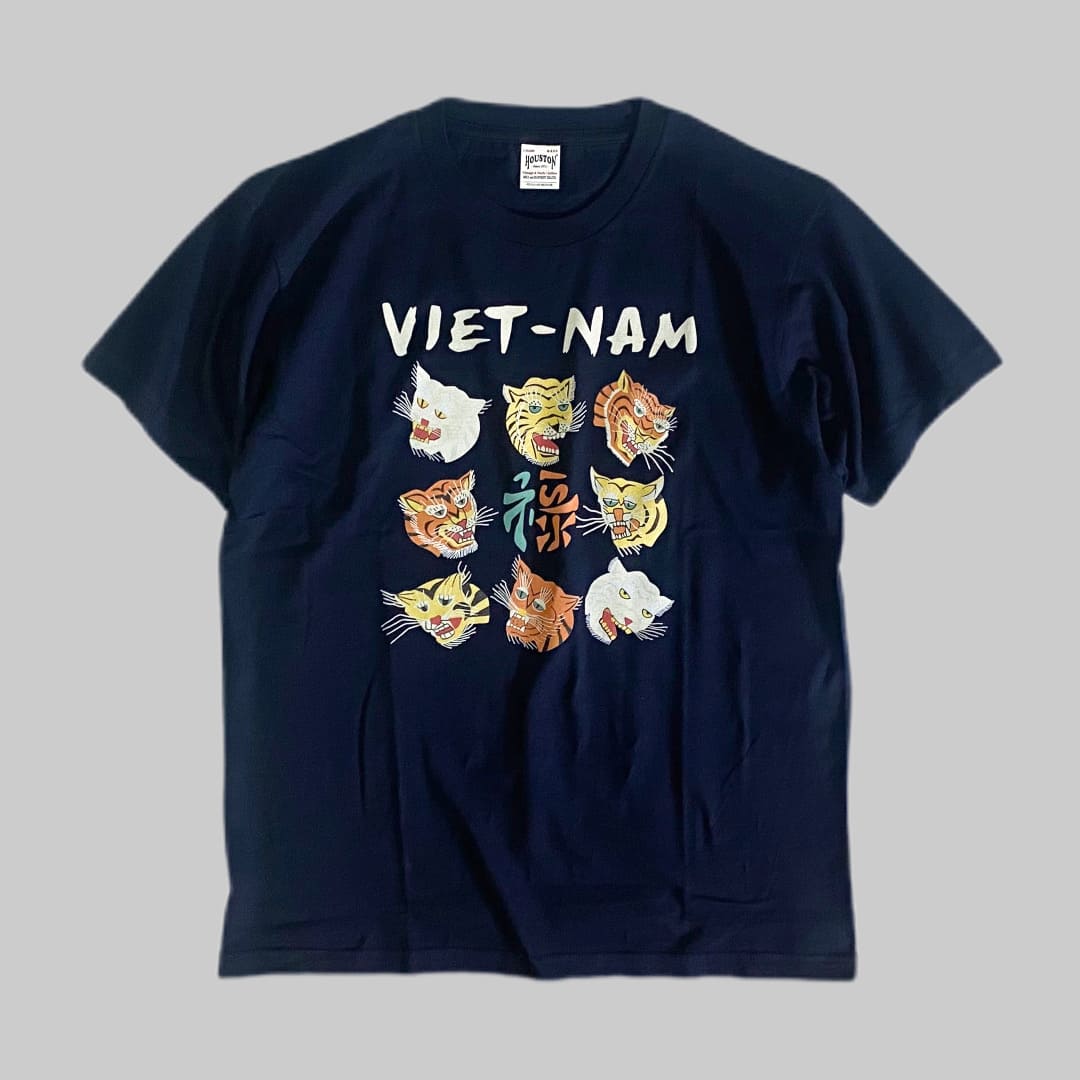 HOUSTON

【HOUSTON】VIETNAM PRINT S/S TEE

カラー：ネイビー

サイズ：M / L / XL
M 着丈:71cm 身幅:51cm 肩幅:47cm 袖丈:21cm
L 着丈:75cm 身幅:54cm 肩幅:50cm 袖丈:22cm
XL 着丈:79cm 身幅:57cm 肩幅:53cm 袖丈:23cm

素材：コットン100％

アメリカのトップブランドの定番Tシャツを
日本人に最適なサイズ感にした、ジャパンリミテッドのTシャツ。

HOUSTON歴代のベトジャンやスカジャンに使用されている
デザインを並べ、ポップなプリントTシャツに仕上げている。

他にはない、HOUSTONならではのプリントTシャツ。
