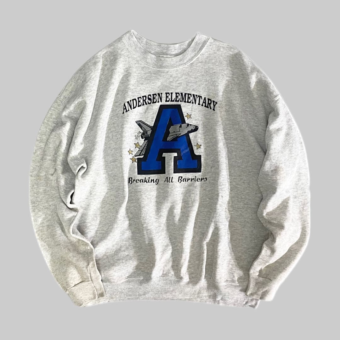 Hanes ACTIVEWEAR

【Hanes ACTIVEWEAR】90s ANDERSEN ELEMENTARY SWEATSHIRT

カラー：グレー

サイズ：L
着丈：約58cm　身幅：約57cm　肩幅：約58cm　袖丈：約51cm

素材：コットン50％　ポリエステル50％

MADE IN USA

Hanes ACTIVEWEARのスウェットシャツ。

フロントにプリントがございます。

男性はもちろん、女性もオーバーサイズ感覚で
楽しんでお使いいただけます。

※フロント、両袖にシミがございます。

※画像の程度とは若干異なる場合がございますので予めご了承下さい。
(キズ、へこみ、汚れ、穴あき、ほつれ、文字書入れ(名前、ナンバー)など

