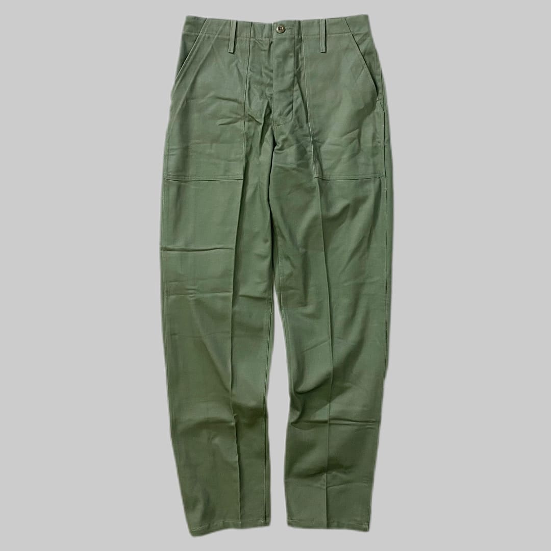 MADE IN USA

【米軍】OG-107 コットンサテン ユーティリティトラウザーズ MADE BY WIFIELD MFG

カラー：オリーブ

サイズ：32×32 / 34×32
32×32　ウエスト : 約88cm　股下 : 約82cm
34×32　ウエスト : 約92cm　股下 : 約82cm

素材：コットン100％

米軍アイテムの中でも高い人気を誇り、年々希少価値が上がり、
USEDさえも発見されることが少なくなった
「OG-107 コットンサテン ユーティリティ トラウザーズ」。

ファティーグパンツやベイカーパンツという名称でも
親しまれているユーティリティトラウザーズです。

適度な厚みのあるコットンサテン生地は1年を通して着用でき、
着ていくほどに生地の経年変化がしっかりと楽しめるのも魅力。

名作中の名作です。

※放出品の為、画像の程度とは若干異なる場合がございますので予めご了承下さい。
(キズ、へこみ、汚れ、穴あき、ほつれ、色味、文字書入れ(名前、ナンバー)など