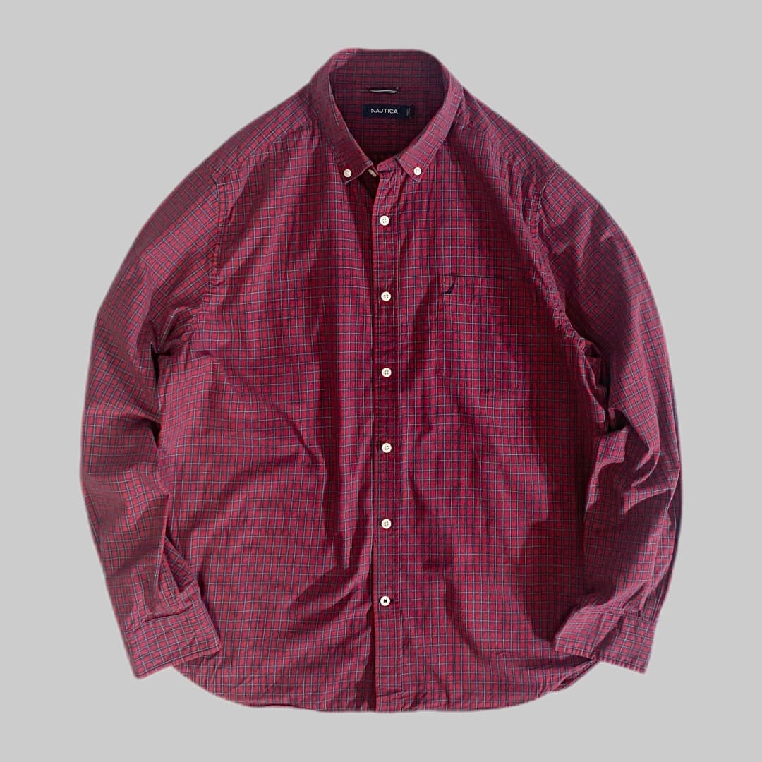 NAUTICA 

【NAUTICA 】check shirt

カラー：レッド

サイズ：XL
着丈：約72cm　身幅：約62cm　肩幅：約46cm　袖丈：約63cm

素材：コットン100％

NAUTICAのチェックシャツ。

暖かみのある良い色合いです。

一枚だけでもカッコよく着用できますが、
サイズがXLと大きめなので、インナーの
レイヤードとしても使える万能アイテムです。

※画像の程度とは若干異なる場合がございますので予めご了承下さい。
(キズ、へこみ、汚れ、穴あき、ほつれ、文字書入れ(名前、ナンバー)など

