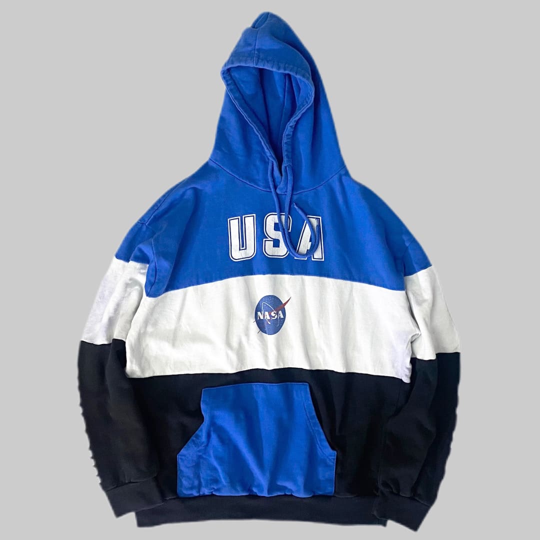 CHEMISTRY

【CHEMISTRY】USA NASA HOODED SWEATSHIRT 

カラー：ブルー

サイズ：L
着丈：約66cm　身幅：約60cm　肩幅：約58cm　袖丈：約58cm

素材：コットン60％　ポリエステル40％

CHEMISTRYのスウェットパーカー。

フロント、袖にプリントがございます。

一枚だけでも充分な存在感です。

使用感ございますが、まだまだ楽しんでお使いいただけます。

※所々、紫色のシミがございます。

※画像の程度とは若干異なる場合がございますので予めご了承下さい。
(キズ、へこみ、汚れ、穴あき、ほつれ、文字書入れ(名前、ナンバー)など
