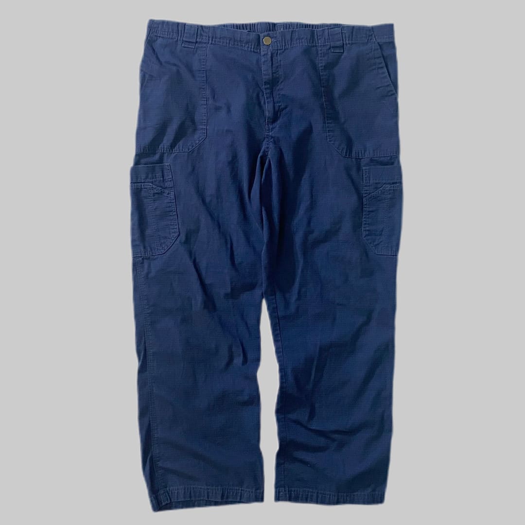 Carhartt

【Carhartt】Buggy Cargo Pants

カラー：ネイビー

サイズ：2XL
ウエスト : 約112cm　股下 : 約73cm

素材：コットン55％　ポリエステル45％

Carharttのバギーシルエットカーゴパンツ。

リップストップ生地を採用し、軽量性と強度に優れております。

カーゴパンツの中でもネイビーカラーは
意外とありそうでない、他とは被らないというのもポイント。

大きめのサイズ感で、ストリートスタイルには
バッチリなアイテムです。

※画像の程度とは若干異なる場合がございますので予めご了承下さい。
(キズ、へこみ、汚れ、穴あき、ほつれ、文字書入れ(名前、ナンバー)など
