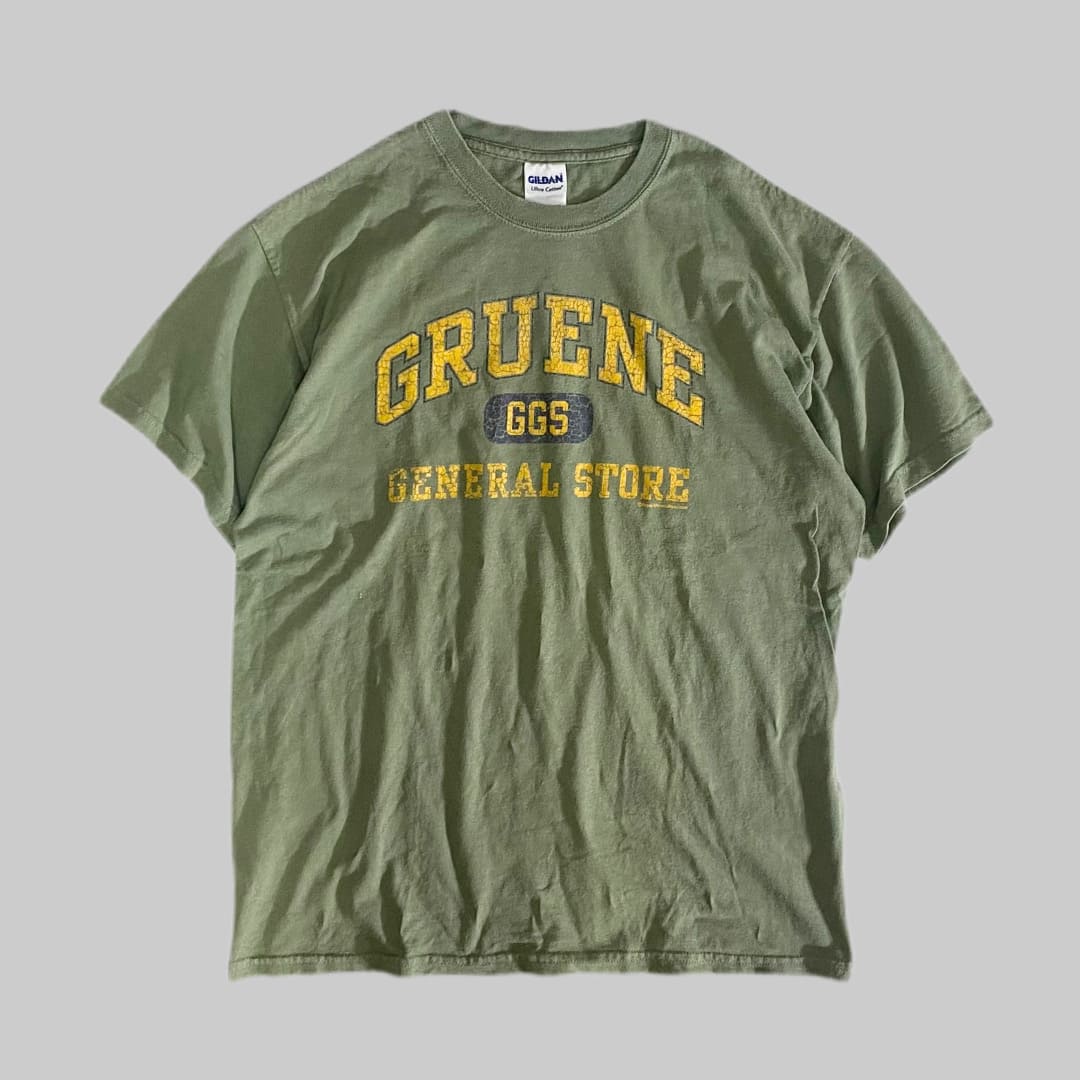 GGS

GRUENE GENERAL STORE S/S TEE

カラー：グリーン

サイズ：M
着丈：約67cm　身幅：約51cm　肩幅：約50cm　袖丈：約19cm

コットン100％

アメリカにある総合ギフト店として営業している
歴史あるお店、GRUENE GENERAL STOREのプリントTシャツ。

ボディーとプリントの色味も抜群で、
プリントのひび割れ具合も良い味が出ています。

※画像の程度とは若干異なる場合がございますので予めご了承下さい。
(キズ、へこみ、汚れ、穴あき、ほつれ、文字書入れ(名前、ナンバー)など