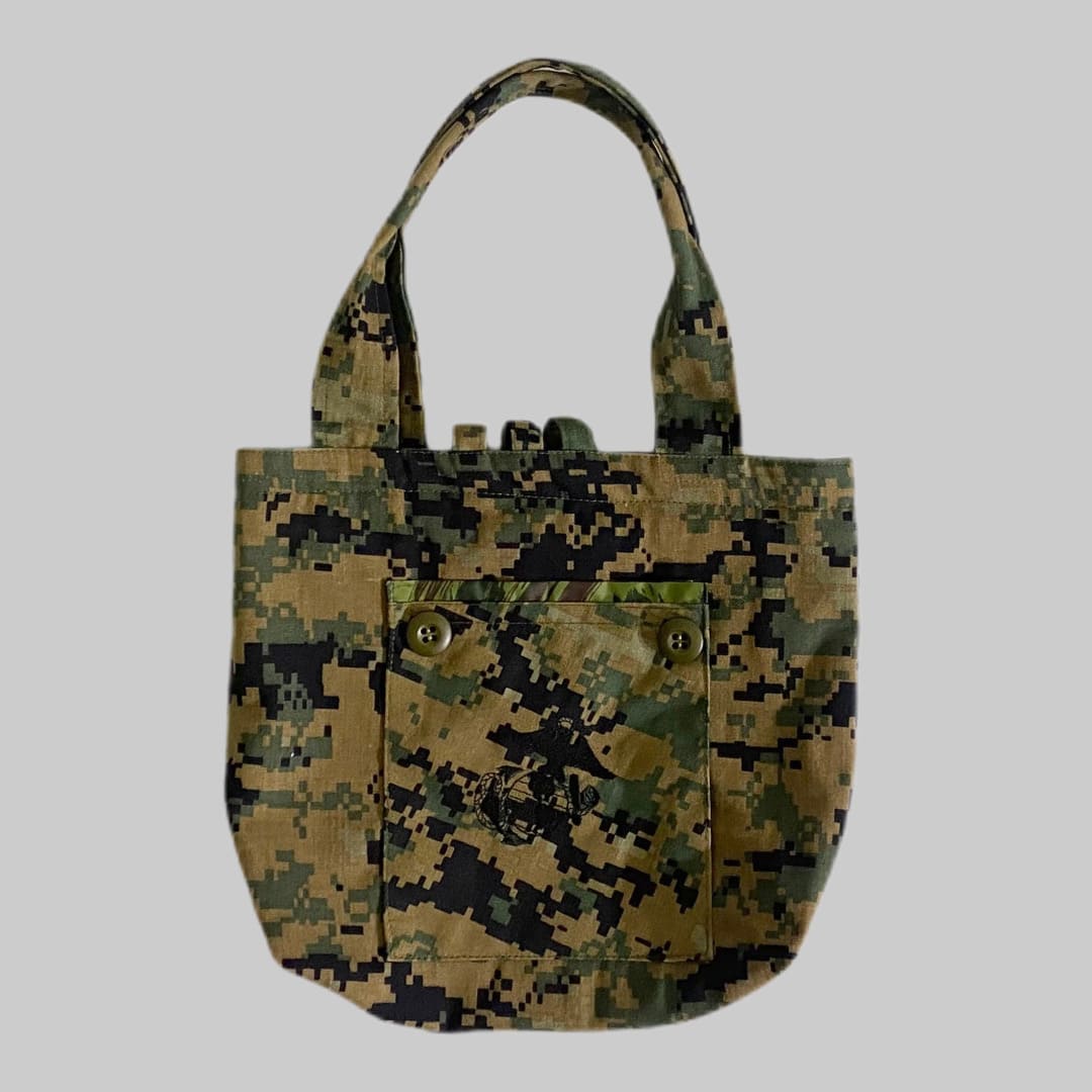 ミリタリーバッグ

USMC ミリタリー リメイクバッグ MARPAT

カラー：MARPAT

サイズ：約21×25×6cm
持ち手：約16cm

素材：コットン50％　ナイロン50％

米軍実物のBDUジャケットで作成したリメイクバッグ。

コンパクトなサイズ感で持ち運びしやすく、
サブポケット付きで、収納にも便利なバッグ。

メインはベルクロで開閉するタイプで、
裏地にはナイロン製の生地を使用しております。

ちょっとしたお出かけや、小物入れとして
非常に便利なアイテムです。

※画像の程度とは若干異なる場合がございますので予めご了承下さい。
(キズ、へこみ、汚れ、穴あき、ほつれ、文字書入れ(名前、ナンバー)など