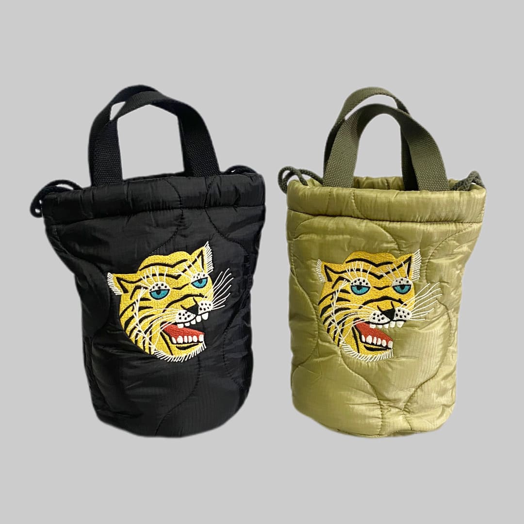 HOUSTON

【HOUSTON】QUILTING EFECT BAG TIGER

カラー：BK / OD

サイズ：約24×24×16

素材：ナイロン100％

コンパクトなサイズ感が魅力的なエフェクトバッグ。

キャンバス素材のような肉厚の2層ボンディングナイロン素材を
使用し、強度に優れたミリタリーバッグ。

ハンドバッグとしてもショルダーバッグとしても使える2WAY仕様。

ヴィンテージのベトジャンをサンプリングした
タイガー柄を採用しています。