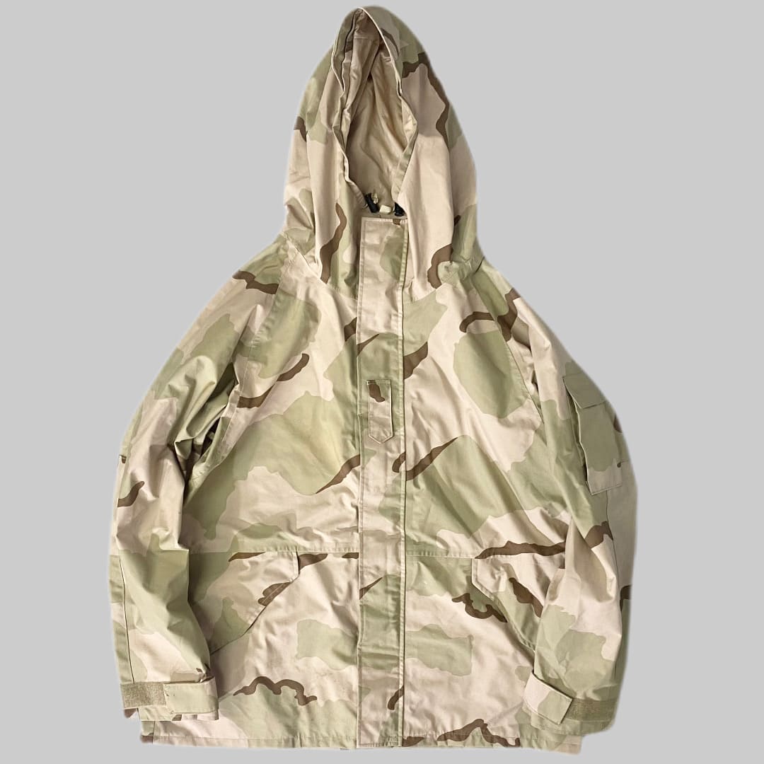 米軍放出品

PARKA COLD WEATHER DESERT CAMO 3C

カラー：3C

サイズ：XL-R
着丈：約81cm　身幅：約73cm　裄丈：約98cm

素材：ナイロン100％

MADE IN USA

近年、評価が高まっているデザートカモ柄の一着。

ミリタリーの定番ジャケット、実用性も抜群で
とても人気の高いパーカーです。

生地の縫い目にはGORE-SEAMテープが使用され、
防水性がより向上されております。

脇のベンチレーションホール、
収納量の多いポケットなど機能性抜群の一着です。

アウトドアシーンでの着用はもちろん、
スタイリッシュなデザインでタウンユースにもおすすめです。

こちらのアイテムは民間品になります。

※細かい汚れなどは数箇所ございますが、
状態も良く、ほとんど着用されていないと思われます。

※米軍放出品の為、画像の程度とは若干異なる場合がございますので予めご了承下さい。
(キズ、へこみ、汚れ、穴あき、ほつれ、色味、文字書き入れなど)
