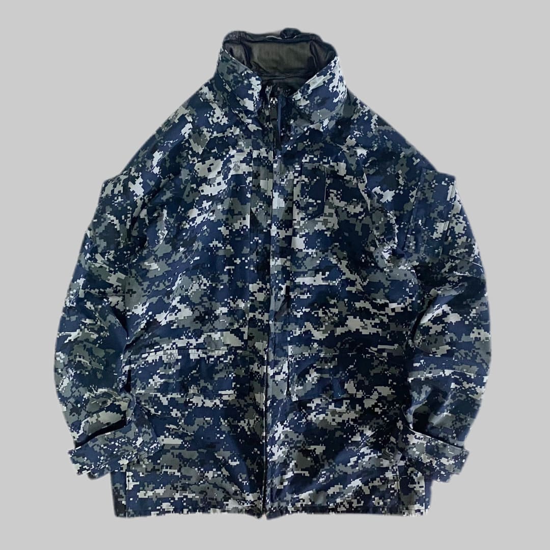 米軍放出品

PARKA WORKING US NAVY GORE-TEX 

カラー：NWU

サイズ：S-R
着丈：約76cm　身幅：約60cm　裄丈：約86cm

素材：ナイロン100％

アメリカ海軍で使用されていたゴアテックスワーキングパーカー。

ミリタリーの定番ジャケット、実用性も抜群で
とても人気の高いパーカーです。

収納可能なフード、脇のベンチレーションホール、
収納量の多いポケットなど機能性抜群の一着です。

フロントのジッパーは防水性を高める為に二重構造式になっており、
両肩や胸等にポケットがございます。

雨天時はもちろん、アウトドアやタウンユースとしてもオススメです。

※米軍放出品の為、画像の程度とは若干異なる場合がございますので予めご了承下さい。
(キズ、へこみ、汚れ、穴あき、ほつれ、色味、文字書き入れなど)