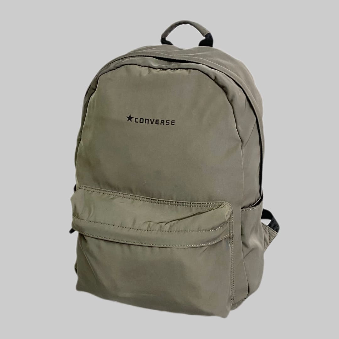 CONVERSE

【CONVERSE】Day Pack LOFT限定

カラー：カーキ

サイズ：約40×30×12cm

素材：ナイロン

男女問わず使えるシンプルなデザインで日常使いでも
1泊ほどの旅行にも最適なデイパックです。

中の仕切りもあり、使いやすい仕様になっております。

スターモチーフのワンポイント引き手が
さりげないアクセントになっています。

コンパクトなサイズ感で非常に便利なアイテムです。

※画像の程度とは若干異なる場合がございますので予めご了承下さい。
(キズ、へこみ、汚れ、穴あき、ほつれ、文字書入れ(名前、ナンバー)など
