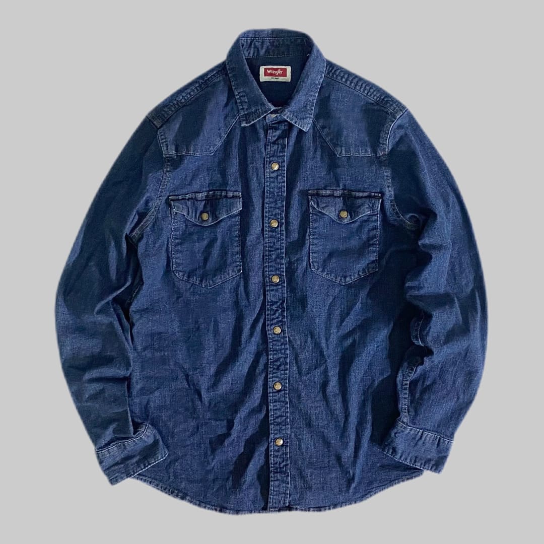 Wrangler 

【Wrangler】Denim shirt

カラー：インディゴ

サイズ：S
着丈：約78cm　身幅：約50cm　肩幅：約43cm　袖丈：約60cm

素材：コットン98％　スパンデックス2％

Wranglerのデニムシャツ。

スリムフィットで作られた軽量の
コットンシャツ。

適度な伸縮性があり動きやすく、快適に着用できます。

メイントップスから羽織りまでマルチにアレンジできる
万能アイテムです。

※画像の程度とは若干異なる場合がございますので予めご了承下さい。
(キズ、へこみ、汚れ、穴あき、ほつれ、文字書入れ(名前、ナンバー)など