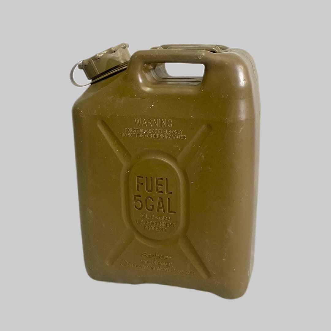 米軍放出品

US FUEL 5GAL ミリタリー燃料タンク

カラー：ブラウン

サイズ：約47×35×16cm

素材：プラスチック

アメリカ軍で実際に使用されているブラウンカラーのガソリンタンク。

頑丈なプラスチック製で取っ手が付いており持ち運びに便利な上、
デザイン的にもグッドなアイテムとなっております。

ディスプレイやキャンプ用にいかがでしょうか。

※米軍放出品の為、画像の程度とは若干異なる場合がございますので予めご了承下さい。
(キズ、へこみ、汚れ、穴あき、ほつれ、色味、文字書き入れなど)