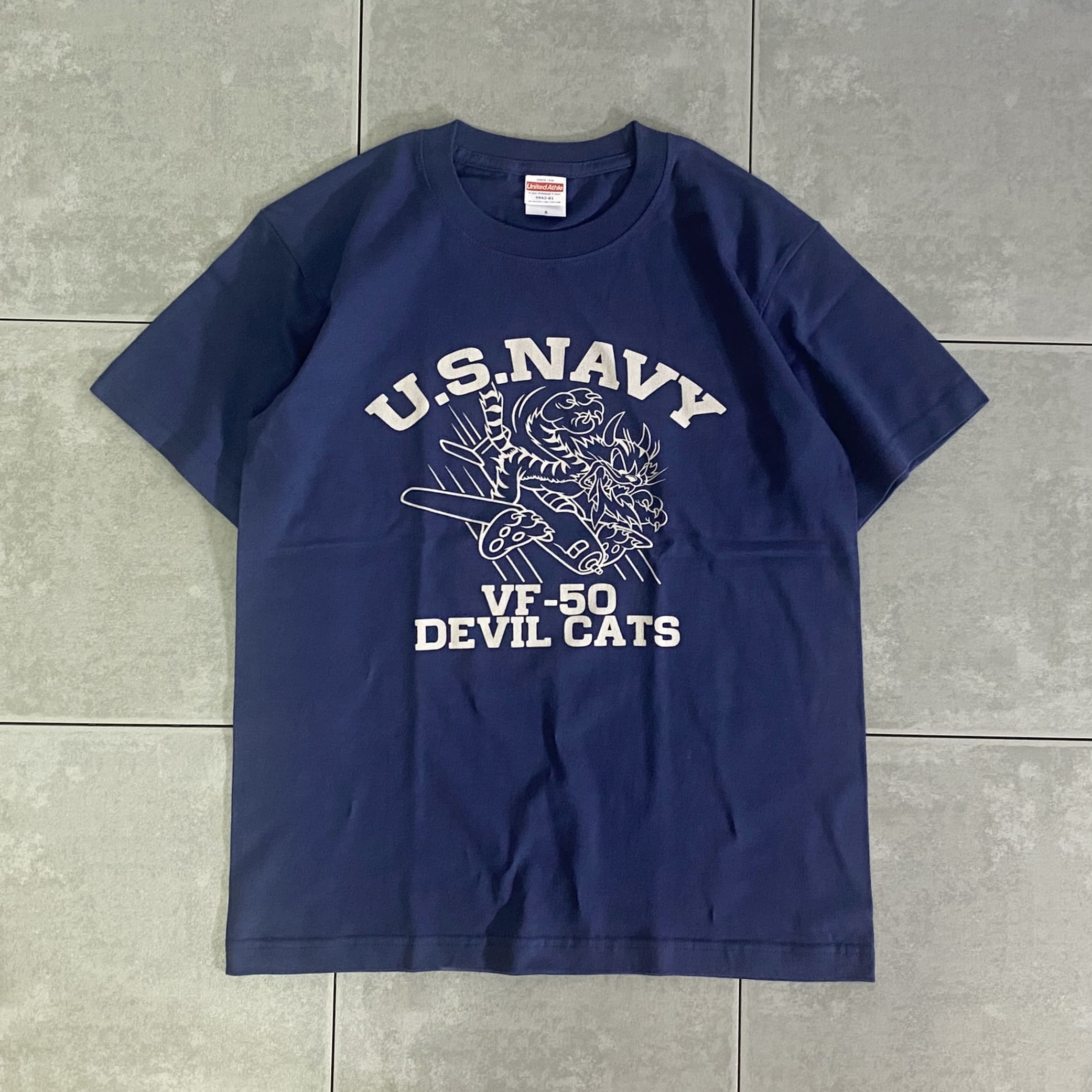 Devil Cats

VF-50 Devil Cats S/S TEE

カラー：ネイビー

サイズ：S / M / L / XL
S　着丈:約63cm　身幅:約47cm　肩幅:約42cm　袖丈:約18cm
M　着丈:約68cm　身幅:約52cm　肩幅:約46cm　袖丈:約22cm
L　着丈:約72cm　身幅:約55cm　肩幅:約50cm　袖丈:約22cm
XL 着丈:約75cm　身幅:約60cm　肩幅:約55cm　袖丈:約23cm

素材：コットン100％

アメリカ海軍の航空隊 VF-50 Devil Catsの
プリントTシャツ。

ポップなデザインで、ラフに着用できる一着。

着る人を選ばないこの夏オススメのアイテムです。