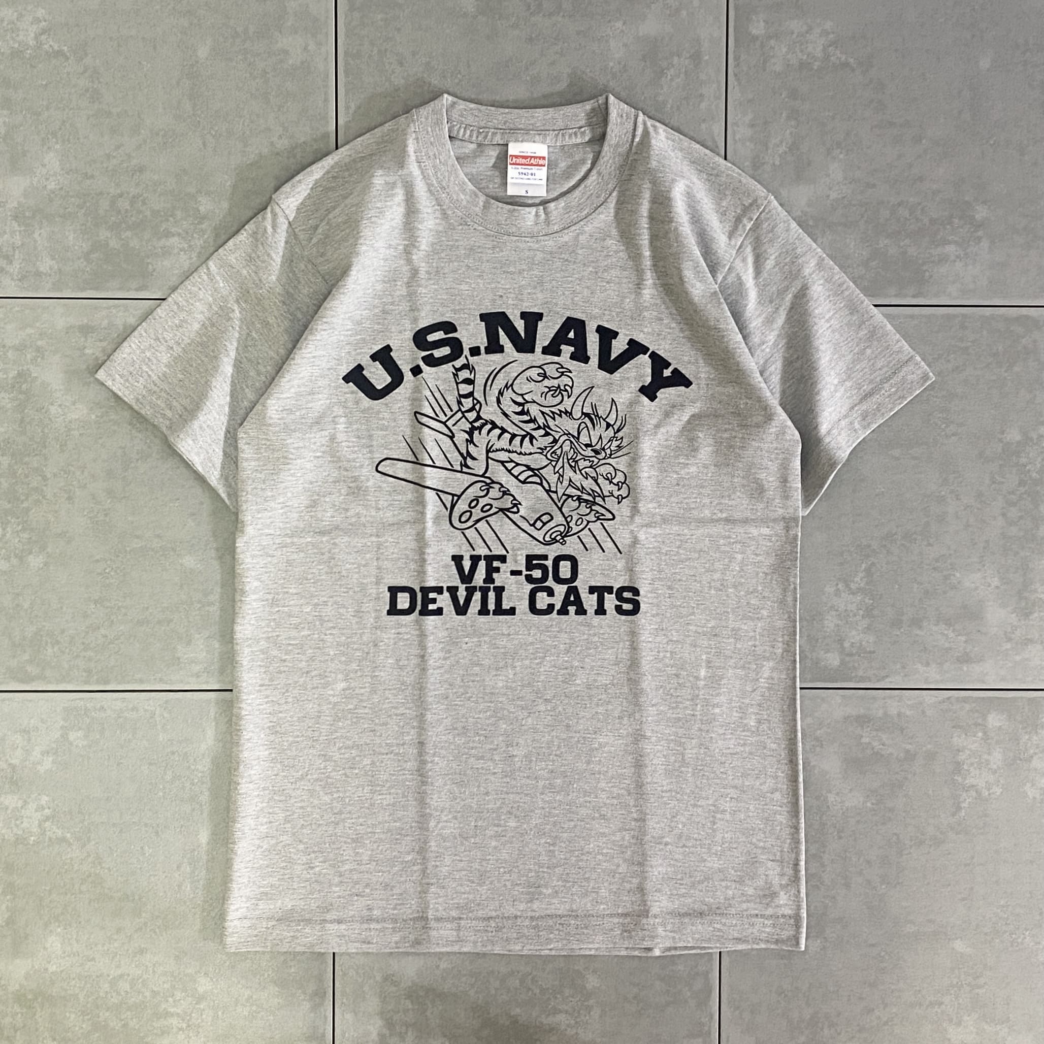 Devil Cats

VF-50 Devil Cats S/S TEE

カラー：グレー

サイズ：S / M / L / XL
S　着丈:約63cm　身幅:約47cm　肩幅:約42cm　袖丈:約18cm
M　着丈:約68cm　身幅:約52cm　肩幅:約46cm　袖丈:約22cm
L　着丈:約72cm　身幅:約55cm　肩幅:約50cm　袖丈:約22cm
XL 着丈:約75cm　身幅:約60cm　肩幅:約55cm　袖丈:約23cm

素材：コットン100％

アメリカ海軍の航空隊 VF-50 Devil Catsの
プリントTシャツ。

ポップなデザインで、ラフに着用できる一着。

着る人を選ばないこの夏オススメのアイテムです。