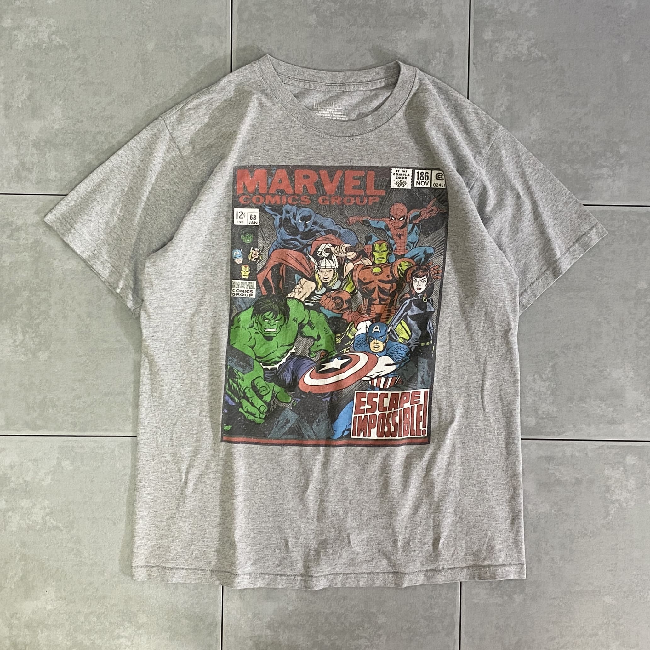 MARVEL

【MARVEL】PRINTED S/S TEE

カラー：グレー

サイズ：M
着丈：約62cm　身幅：約50cm　肩幅：約45cm　袖丈：約19cm

素材：コットン90％　ポリエステル10％

古着で人気の高いMARVELのプリントTシャツ。

人気キャラクターがプリントされた目を惹く一枚。

落ち着いたグレーボディーとの相性も抜群です。

※画像の程度とは若干異なる場合がございますので予めご了承下さい。
(キズ、へこみ、汚れ、穴あき、ほつれ、文字書入れ(名前、ナンバー)など
