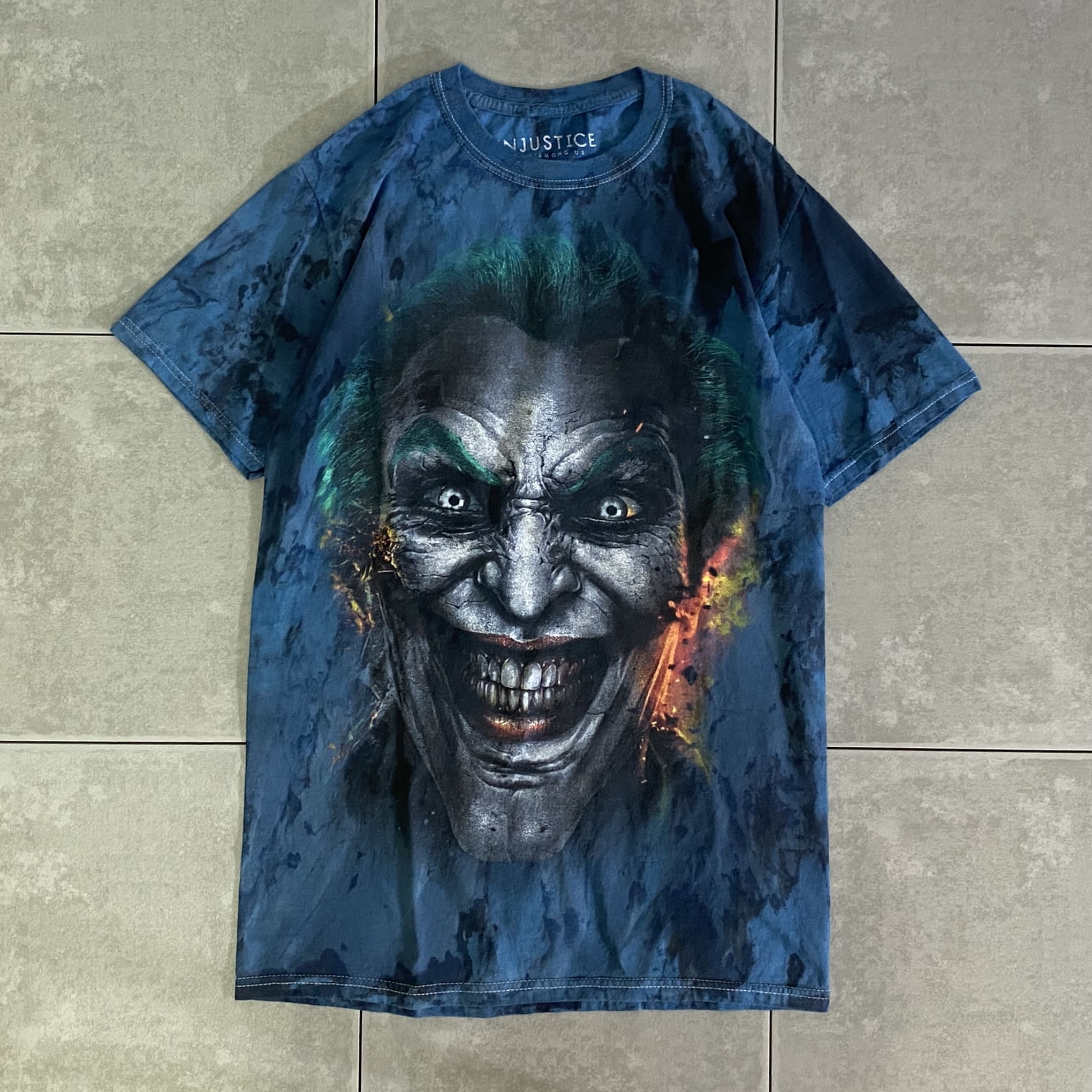 INJUSTICE

【INJUSTICE】バットマン JOKER Movie T-Shirt

カラー：ブルー

サイズ：M
着丈：約66cm　身幅：約42cm　肩幅：約41cm　袖丈：約20cm

素材：コットン100％

人気映画バットマンの悪役ジョーカーのプリントTシャツ。

インパクトのあるデザインで、ボディーの色味とも
相性バッチリ。

面白いアイテムです。

※画像の程度とは若干異なる場合がございますので予めご了承下さい。
(キズ、へこみ、汚れ、穴あき、ほつれ、文字書入れ(名前、ナンバー)など

