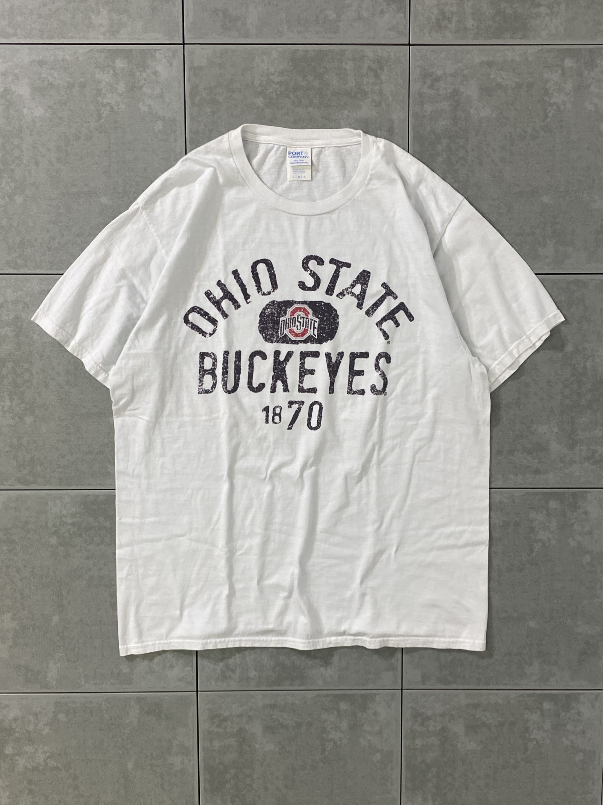 PORT&COMPANY

【PORT&COMPANY】OHIO STATE BUCKEYES  S/S TEE

カラー：ホワイト

サイズ：L
着丈：約68cm　身幅：約55cm　肩幅：約48cm　袖丈：約21cm

素材：コットン100％

オハイオ州立大学のフットボールチーム、
バックアイズのプリントTシャツ。

人気のカレッジアイテムで
プリントの雰囲気も良い感じです。

※画像の程度とは若干異なる場合がございますので予めご了承下さい。
(キズ、へこみ、汚れ、穴あき、ほつれ、文字書入れ(名前、ナンバー)など