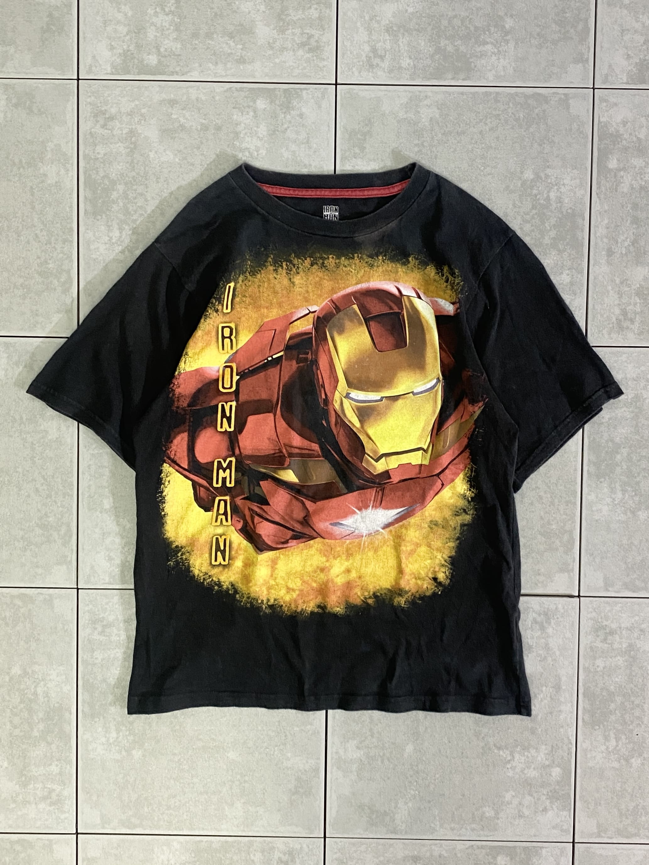 MARVEL

【MARVEL】IRON MAN S/S TEE

カラー：ブラック

サイズ：不明
着丈：約59cm　身幅：約48cm　肩幅：約44cm　袖丈：約23cm

素材：コットン100％

アベンジャーズでお馴染み、マーベル・コミックスの
人気キャラクター、アイアンマンのプリントTシャツ。

リアルに描かれたイラストタッチは、
ブラックボディと相まって非常にかっこいいデザイン。

インナーのアクセントにはもちろん、
ロンT合わせや単品使いで活躍できるアイテムです。

※画像の程度とは若干異なる場合がございますので予めご了承下さい。
(キズ、へこみ、汚れ、穴あき、ほつれ、文字書入れ(名前、ナンバー)など


