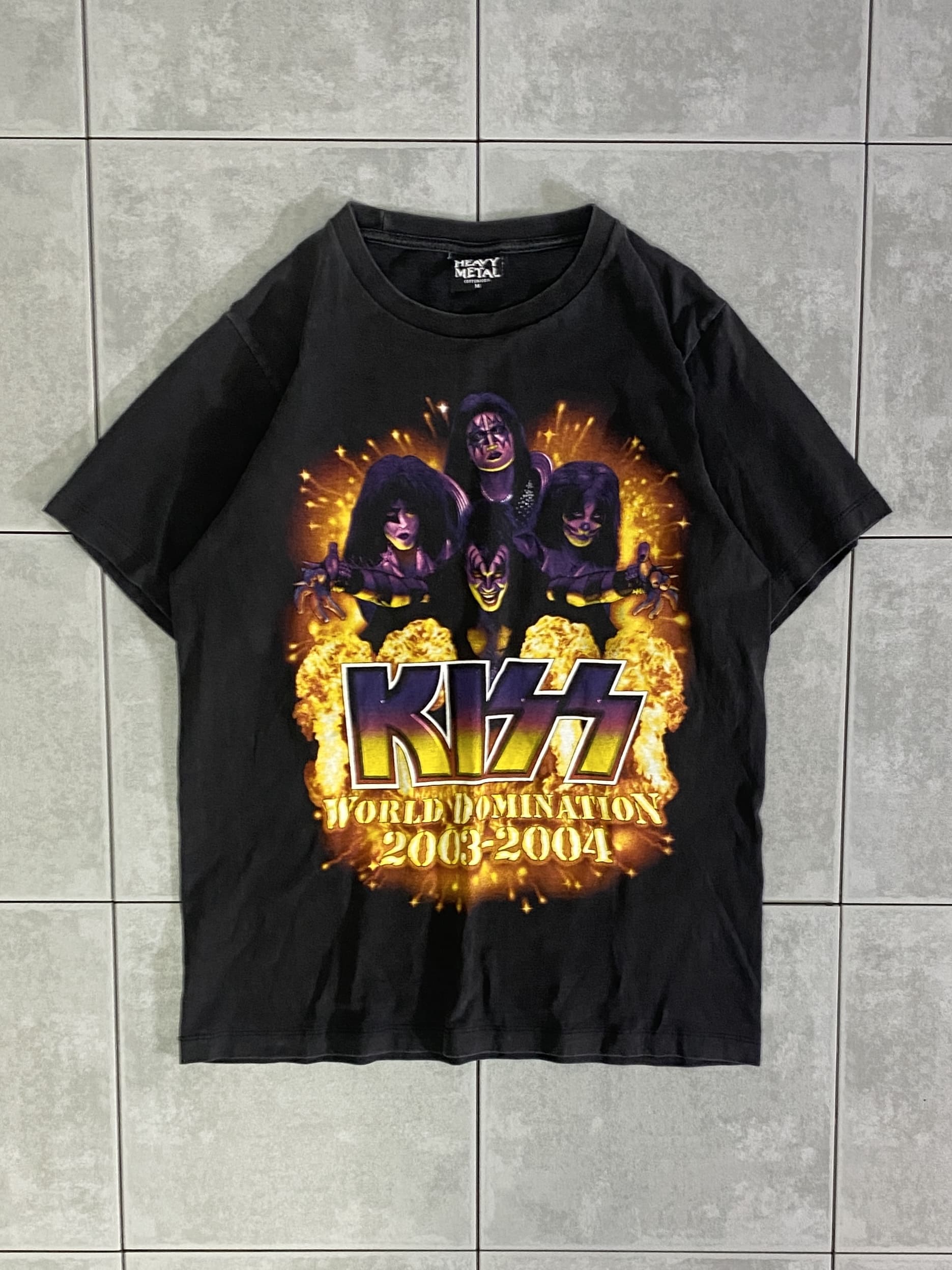 HEAVY METAL

KISS PRINTED S/S TEE

カラー：ブラック

サイズ：M
着丈：約65cm　身幅：約50cm　肩幅：約41cm　袖丈：約20cm

素材：コットン100％

世界的に有名なアメリカのロックバンド、
KISSのプリントTシャツ。

フロントいっぱいにプリントされたKISSのグッドデザイン。

黒ボディに鮮やかなデザインが魅力的な一枚。

World domination（世界征服）のバックプリントもあり、
両方楽しめます。

コーデのアクセントになるアイテム、オススメの一着です。

※画像の程度とは若干異なる場合がございますので予めご了承下さい。
(キズ、へこみ、汚れ、穴あき、ほつれ、文字書入れ(名前、ナンバー)など

