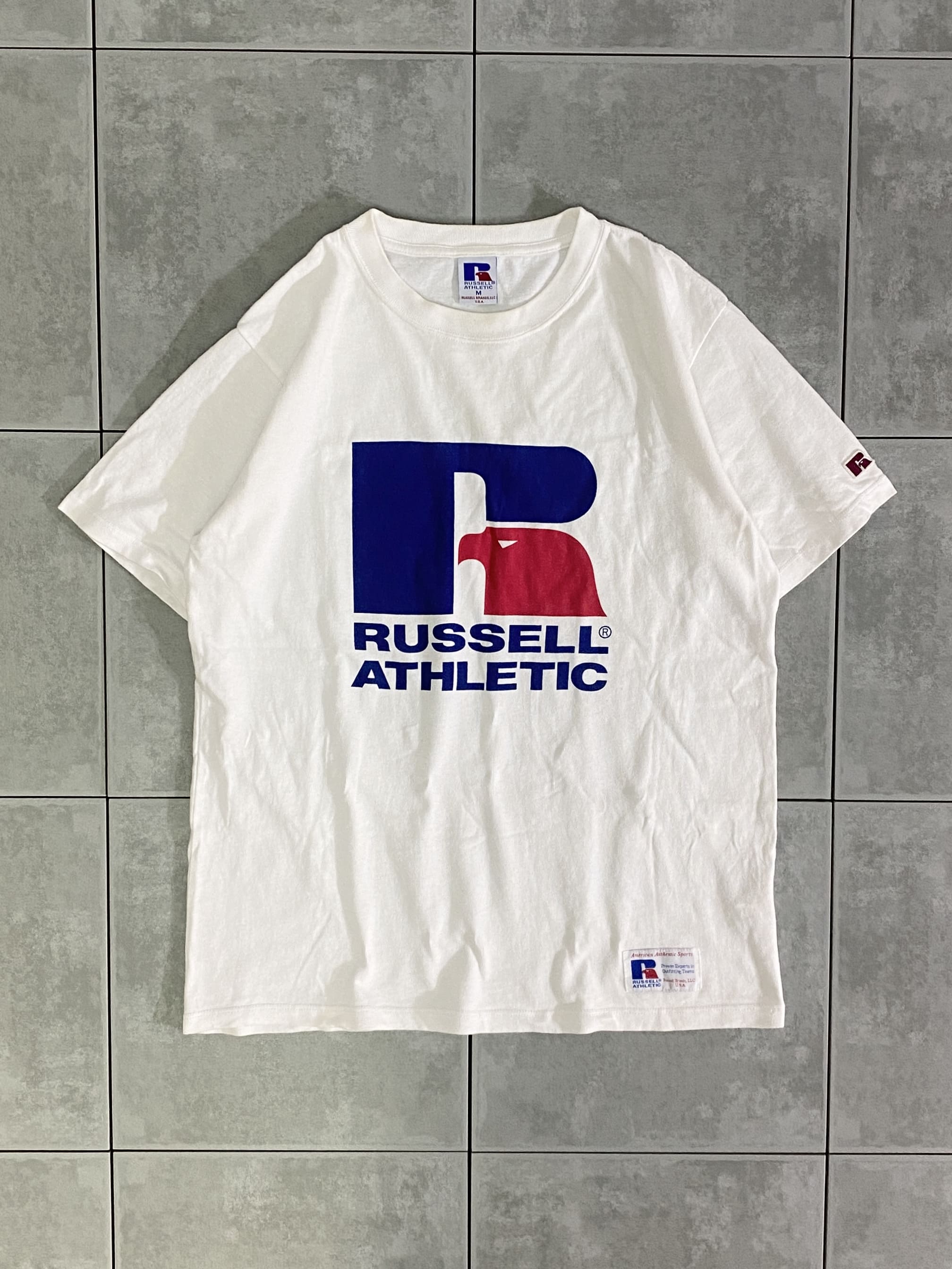 RUSSELL ATHLETIC

【RUSSELL ATHLETIC】BIG LOGO S/S TEE

カラー：ホワイト

サイズ：M
着丈：約64cm　身幅：約52cm　肩幅：約44cm　袖丈：約21cm

素材：コットン100％

RUSSELLのビッゴロゴプリントTシャツ。

フロントの大きなロゴプリントが目を引くデザイン。

シンプルでファッショナブルな雰囲気です。

デニムにはもちろん、色々なコーディネートが楽しめるアイテムです。

※首元少し黄ばんでいます。

※画像の程度とは若干異なる場合がございますので予めご了承下さい。
(キズ、へこみ、汚れ、穴あき、ほつれ、文字書入れ(名前、ナンバー)など
