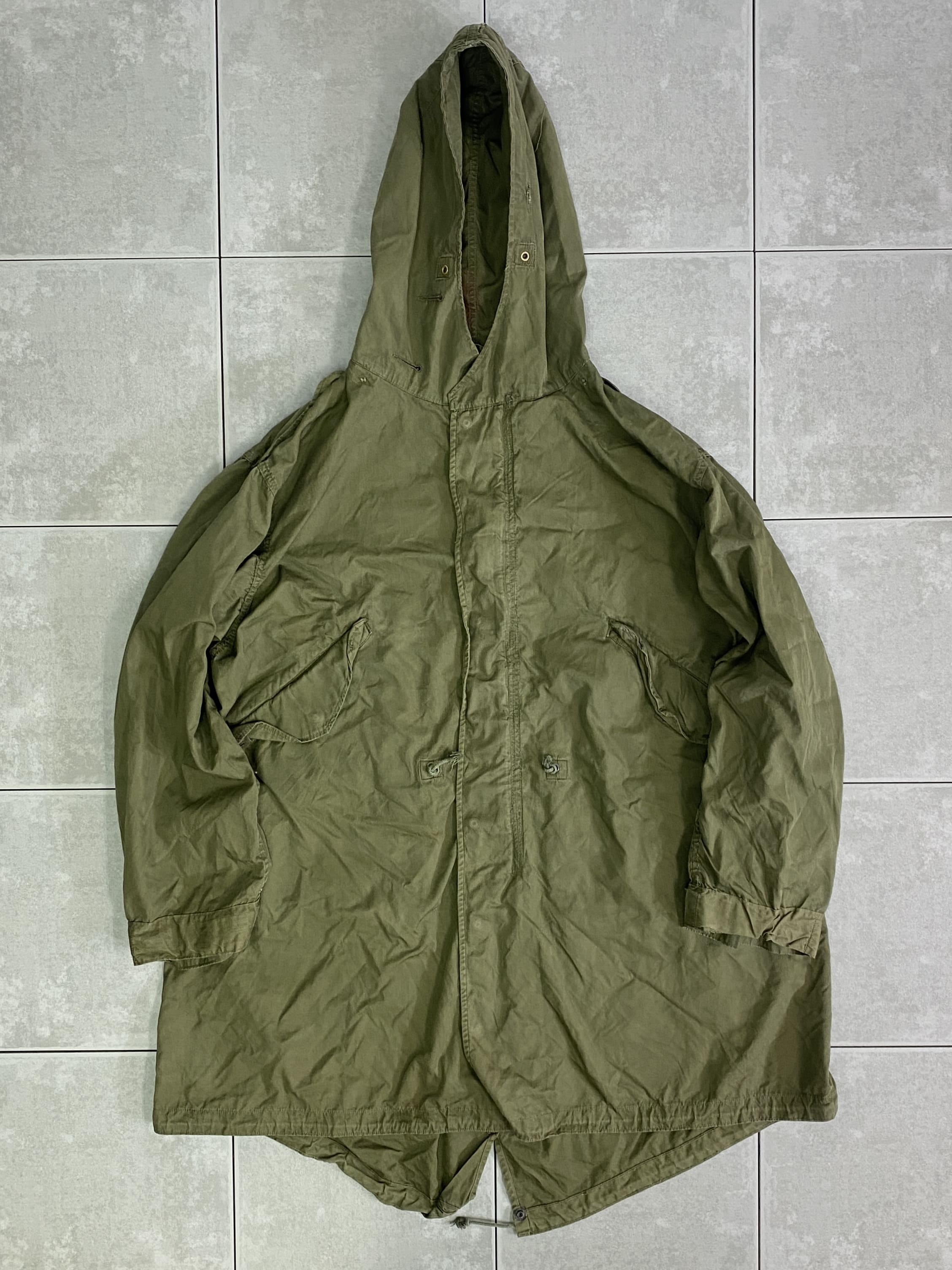 米軍放出品 実物

US PARKA SHELL M-51 

カラー：OD

サイズ：M
着丈：約97cm　身幅：約72cm　肩幅：約59cm　袖丈：約62cm

素材：コットン　ナイロン

MIL-P-11013（QMC）

pattern date 12 Mar 1951

一般的にモッズコート、モッズパーカ、フィッシュテールなどと呼ばれるM-51。

ヴィンテージ市場で状態の良いものを見つけることが困難な
希少性の高いモデルです。

フード一体型のデザインや肩に配されたエポレットのデザインが特徴。

USEDのコンディションですが、まだまだ楽しんで着用できる一枚。

現在に至るまで、半世紀以上に渡って愛され続ける
ミリタリージャケットの名作です。

※フード用のドローコードございません。

※右袖、絞り用のボタン外れております。

※画像の程度とは若干異なる場合がございますので予めご了承下さい。
(キズ、へこみ、汚れ、穴あき、ほつれ、文字書入れ(名前、ナンバー)など
