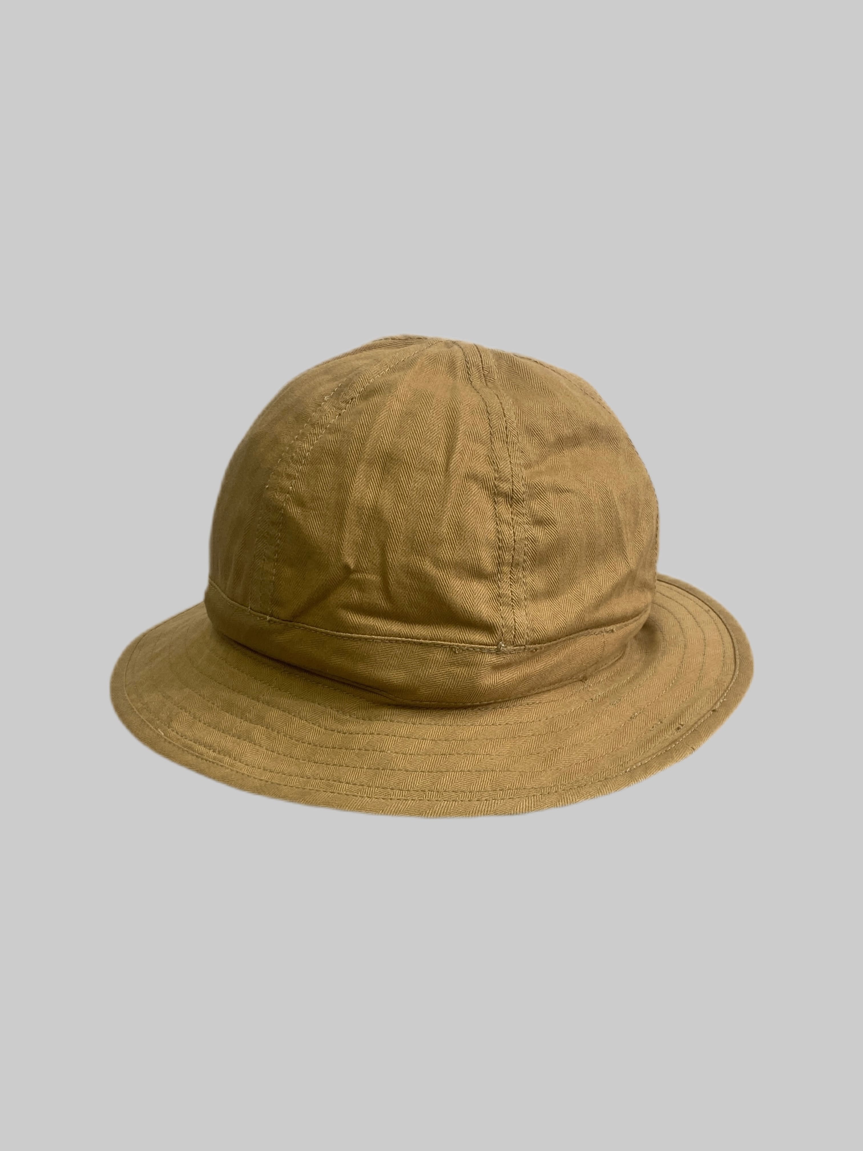 HOUSTON

【HOUSTON】USMC HBT HAT

カラー：KHAKI

サイズ：FREE

USMC由来の素材やデザインを採用したアーミーハット。

ヘリンボーン生地を使用し、丈夫で光沢感があり
ミリタリーアイテムでも上品に映ります。

色落ちすると模様がくっきり浮かび上がり、
メリハリが分りやすく経年変化も楽しめ、
育てるとまた違う雰囲気を演出できます。