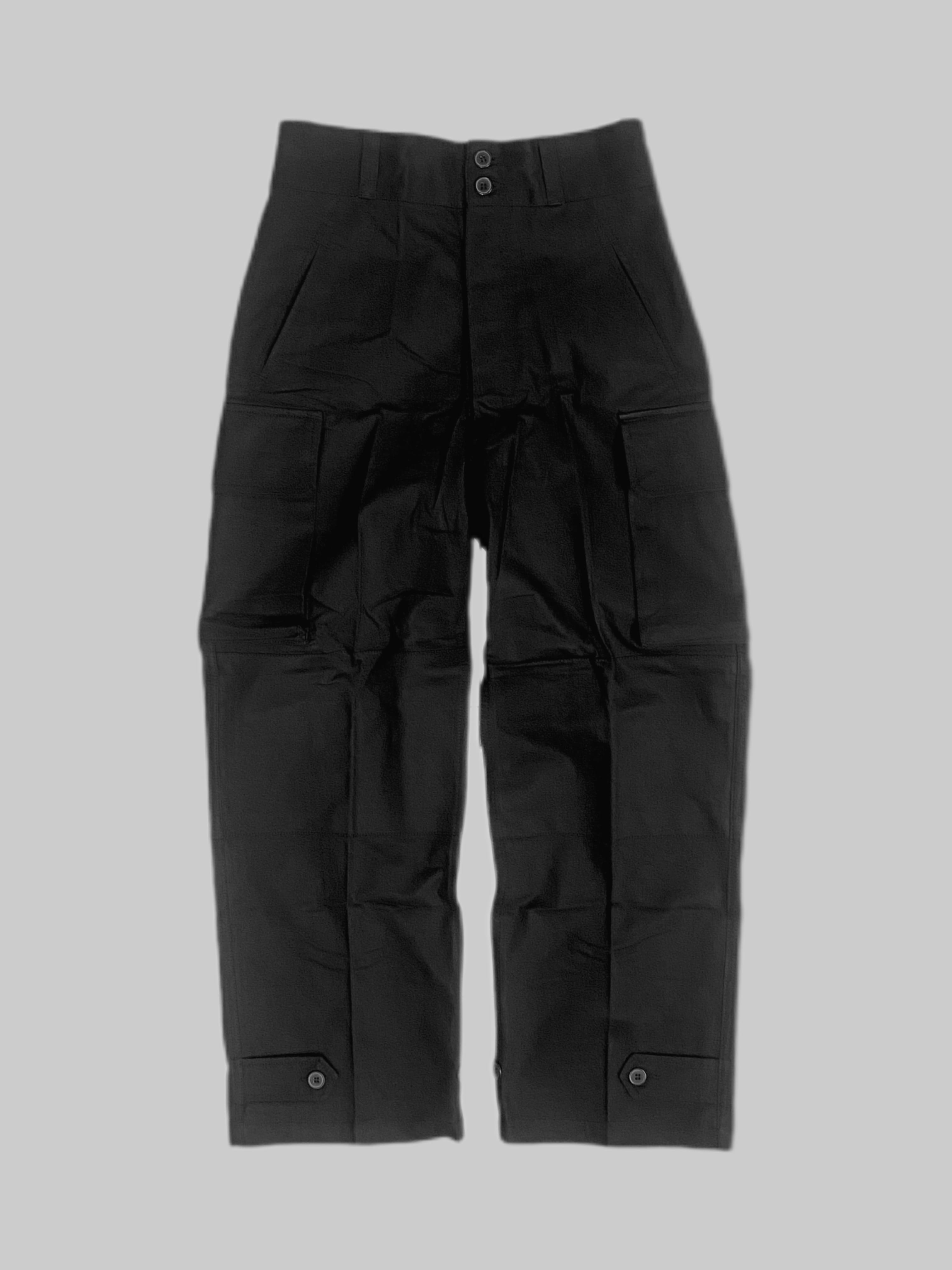 HOUSTON

【HOUSTON】FRENCH MILITARY M-47 PANTS 

カラー：ブラック

サイズ：S / M / L / XL
 S　ウエスト : 約80cm　股下 : 約74cm　
　　ワタリ：約34cm　総丈：約106cm
 
M　ウエスト : 約85cm　股下 : 約74cm　
　　ワタリ：約35cm　総丈：約108cm
  
L　ウエスト : 約90cm　股下 : 約76cm　
　　ワタリ：約36cm　総丈：約108cm

XL　ウエスト : 約95cm　股下 : 約76cm　
　　 ワタリ：約37cm　総丈：約110cm

素材：コットン100％

フランス軍で第二次世界大戦後に初めて開発・採用された
M-47カーゴパンツ後期型をHOUSTONが再現。

生地は実物同様のヘリンボーンツイル。

ルーズなシルエットやマチ付きのカーゴポケット、
裾部分のサイズアジャスターなど特徴的なディティールが見事に再現されています。

表情豊かな生地表面は着用年月に応じて様々な表情を見せてくれることから、
デニムとは一味違った自分だけのアジを演出することができます。
 