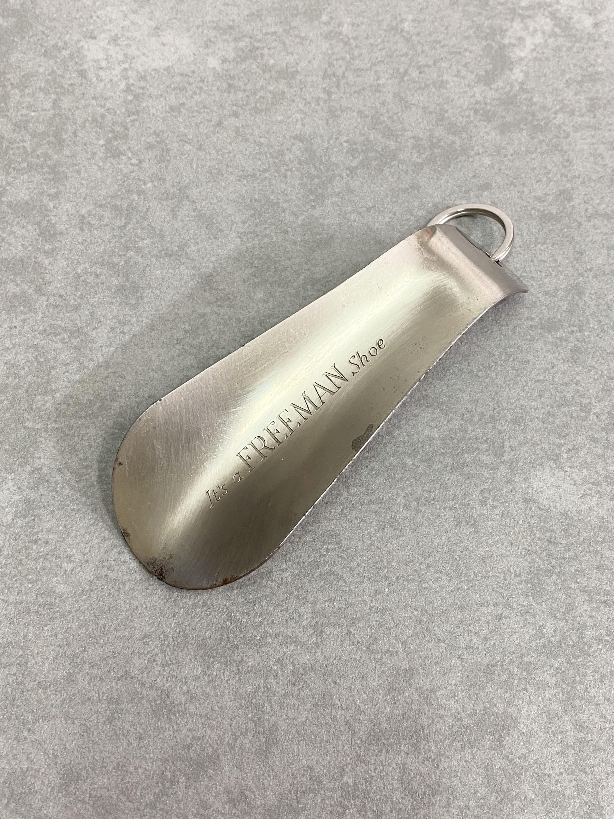 FREEMAN

VINTAGE FREEMAN METAL SHOE HORN

カラー：シルバー

サイズ：約10×4cm

FREEMAN SHOES携帯用の靴べら。

中には刻印があり、高級感漂う魅力的なアイテム。

携帯用の靴べらとしてはもちろん、
キーチェーンなどと一緒にアクセサリー感覚で
使用するのもオススメです。

※USEDになりますので少々傷やサビがございます。

※画像の程度とは若干異なる場合がございますので予めご了承下さい。
(キズ、へこみ、汚れ、穴あき、ほつれ、文字書入れ(名前、ナンバー)など
