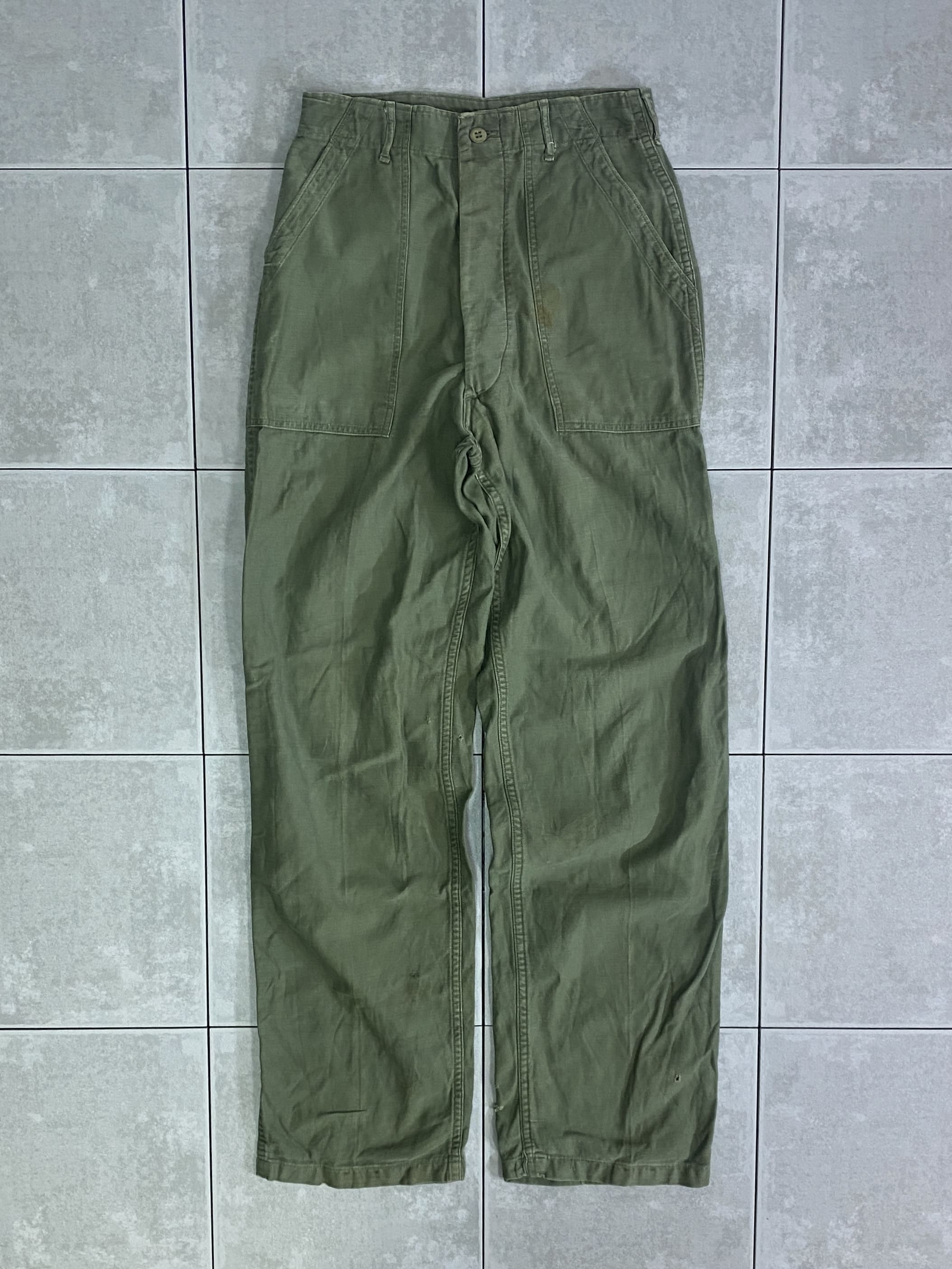 米軍放出品

60s 3rd TYPE TROUSERS MENS COTTON SATEEN OG 107

カラー：OD

サイズ：30×35
ウエスト : 約72cm　股下 : 約83cm

素材：コットン

ミリタリーファンには人気の衰えない大人気ベイカーパンツ。

一般的に3rd型と呼ばれるモデルです。

コットン100％のOG-107は、世界的にも枯渇しミリタリー古着を
代表するヴィンテージ品として高い人気を博しています。

軍パンの中でもコーディネートしやすく
穿きやすい1本です。

USEDコンディションの為、汚れや穴あきがございますが
無骨な雰囲気が出て、まだまだ楽しんでお使いいただけます。

裾にはドローコード用の穴がございます。

※画像の程度とは若干異なる場合がございますので予めご了承下さい。
(キズ、へこみ、汚れ、穴あき、ほつれ、文字書入れ(名前、ナンバー)など