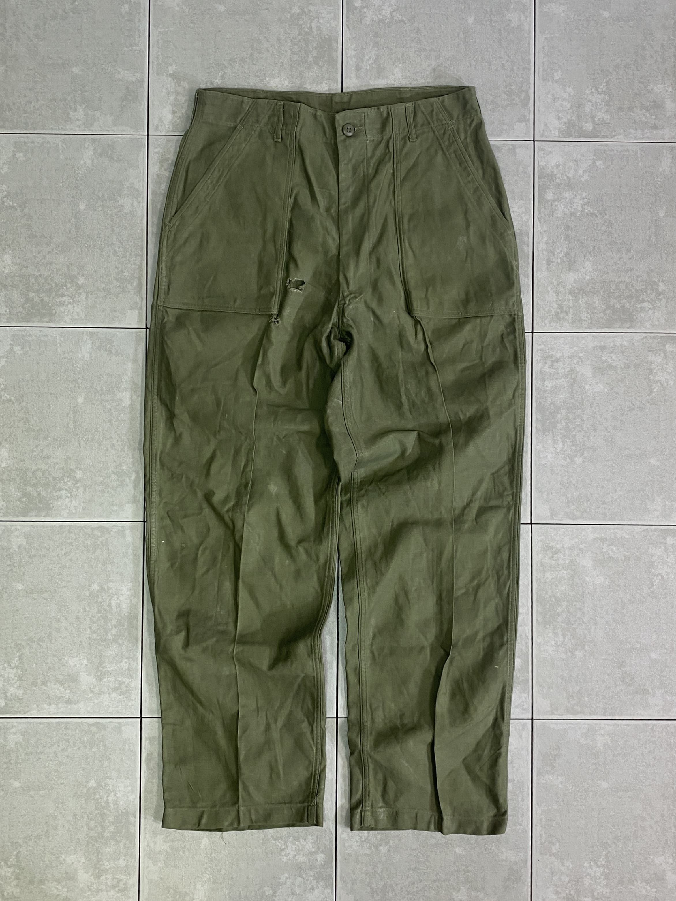 米軍放出品

60s TROUSERS MENS COTTON SATEEN OG 107

カラー：OD

サイズ：36×33
ウエスト : 約90cm　股下 : 約81cm

素材：コットン

ミリタリーファンには人気の衰えない大人気ベイカーパンツ。

ジッパータイプのモデルです。

コットン100％のOG-107は、世界的にも枯渇しミリタリー古着を
代表するヴィンテージ品として高い人気を博しています。

軍パンの中でもコーディネートしやすく
穿きやすい1本です。

USEDコンディションの為、汚れや穴あきがございますが
無骨な雰囲気が出て、まだまだ楽しんでお使いいただけます。

リペアして着用するのもオススメです。

※画像の程度とは若干異なる場合がございますので予めご了承下さい。
(キズ、へこみ、汚れ、穴あき、ほつれ、文字書入れ(名前、ナンバー)など
