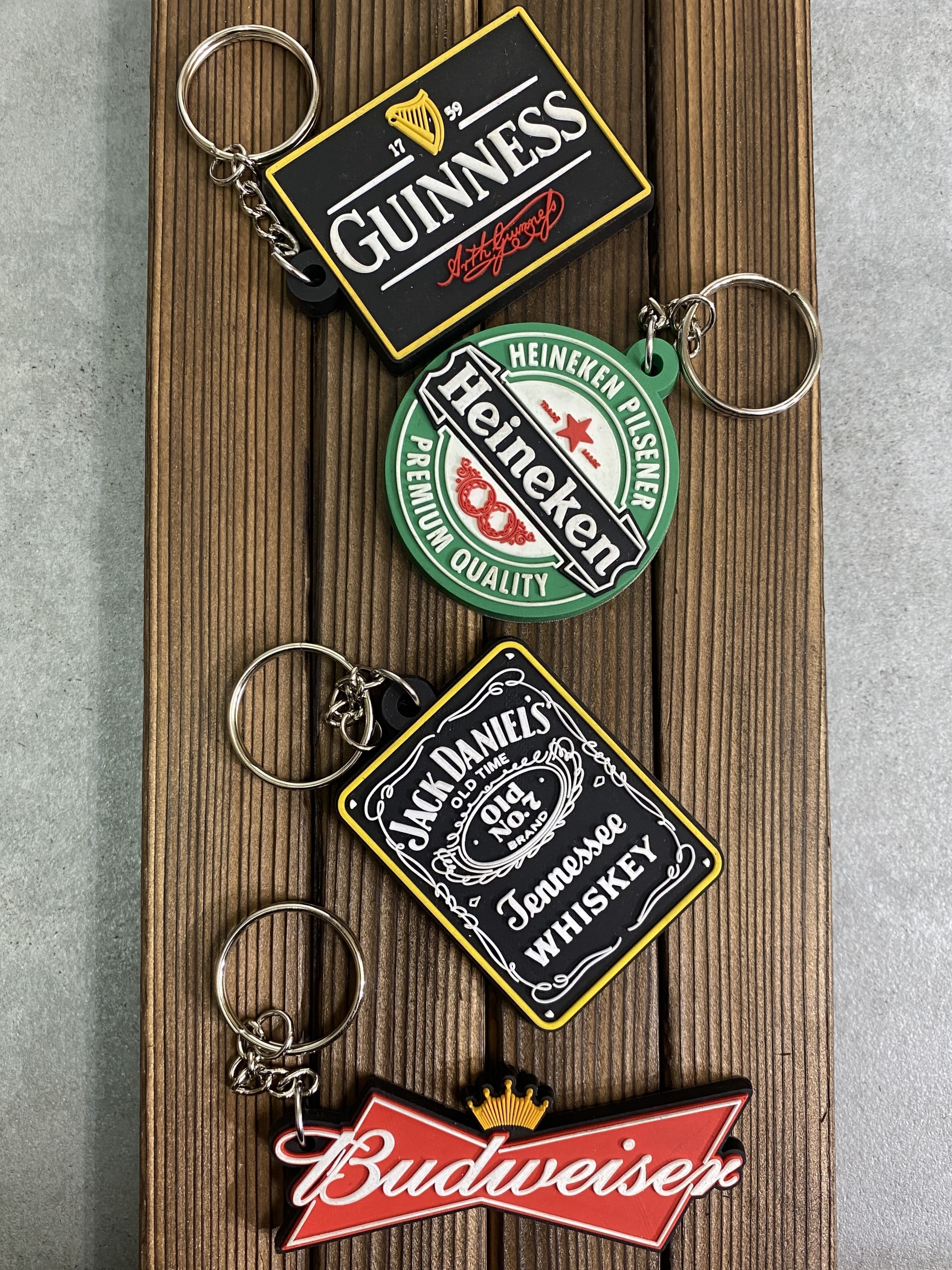 キーホルダー

アメリカン ラバーキーホルダー

カラー：Heineken / GUINNESS / JACK DANIELS / Budweiser

サイズ：約5.5×5cm / 約4×6cm / 約6×4cm / 約3×8cm

素材：ラバー

アメリカン好きには嬉しいラバーキーホルダー。

キーリングが付属しているので、
バッグ、キーチェーンにも取り付け可能です。

ちょっとしたアクセントに嬉しいアイテムです。