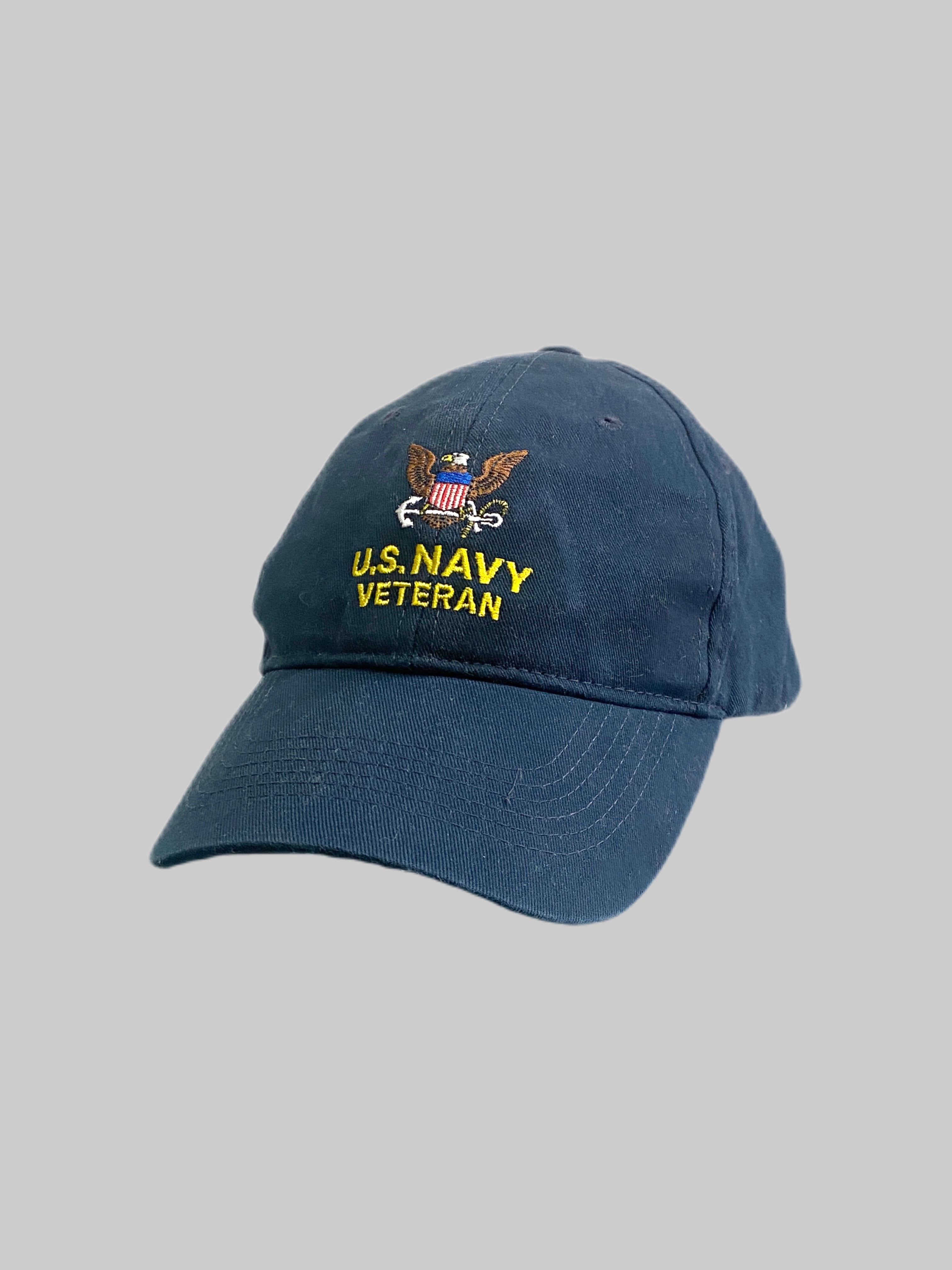 NAVY

U.S.NAVY VETERAN CAP

カラー：ネイビー

サイズ：One Size

フロントに刺繍が施されたシンプルなキャップです。

テープで調節が可能になっております。

目立ったダメージもなくまだまだ楽しんでお使いいただけます。

※画像の程度とは若干異なる場合がございますので予めご了承下さい。
(キズ、へこみ、汚れ、穴あき、ほつれ、文字書入れ(名前、ナンバー)など


