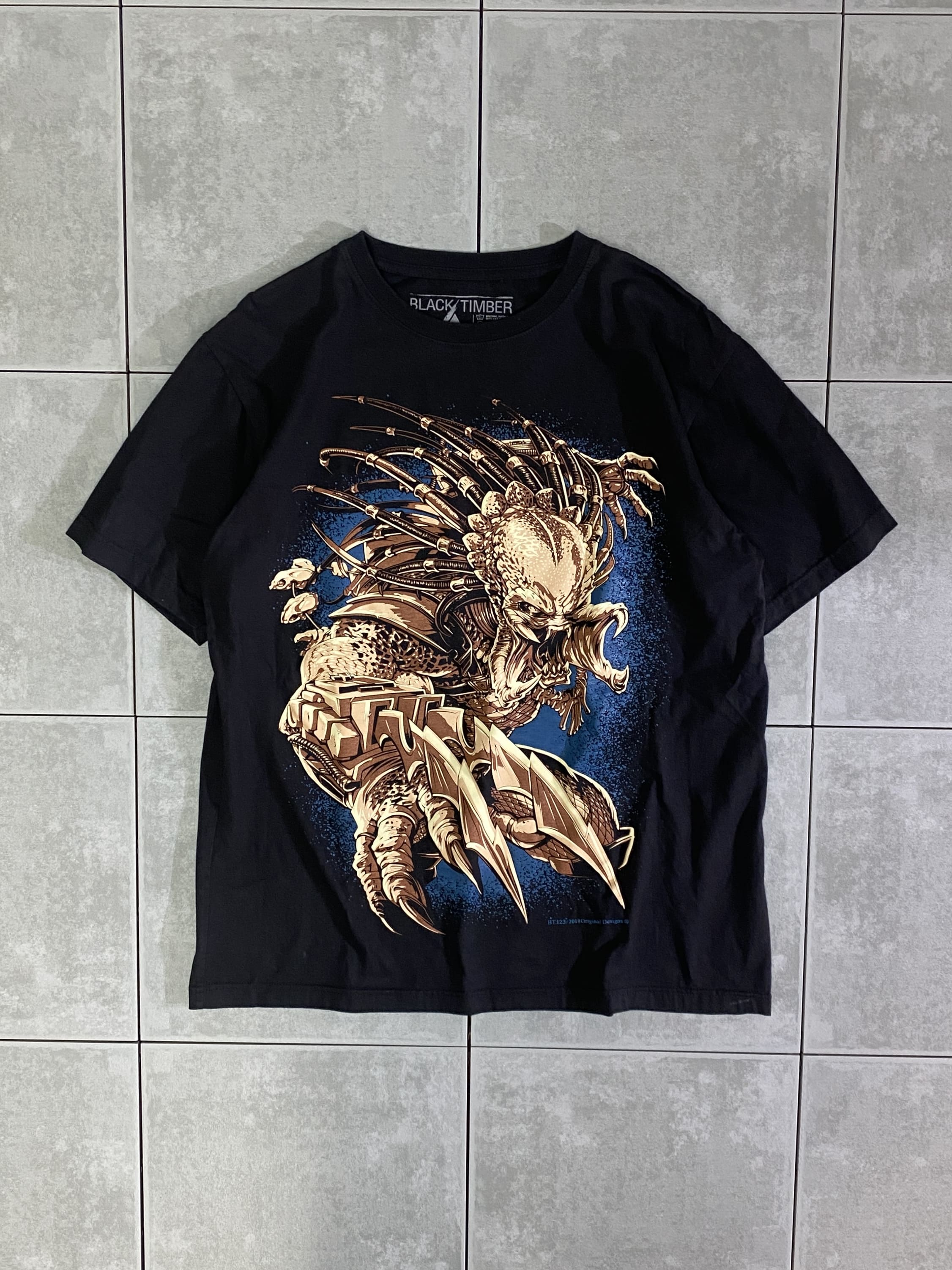 BLACK TIMBER

【BLACK TIMBER】PREDATOR S/S TEE

カラー：ブラック

サイズ：L
着丈：約64cm　身幅：約54cm　肩幅：約47cm　袖丈：約21cm

素材：コットン

エイリアンvsプレデターでおなじみ、
プレデターのプリントTシャツ。

かなりインパクトのあるデザイン。

状態も良く、部屋着などにもオススメです。

※画像の程度とは若干異なる場合がございますので予めご了承下さい。
(キズ、へこみ、汚れ、穴あき、ほつれ、文字書入れ(名前、ナンバー)など
