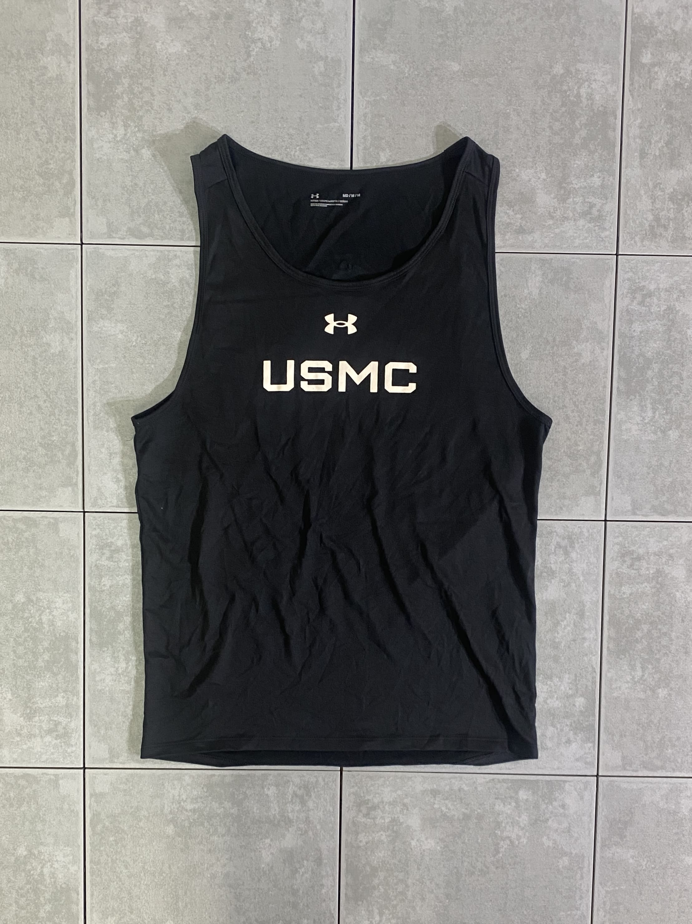 UNDER ARMOUR

【UNDER ARMOUR】USMC タンクトップ

カラー：ブラック

サイズ；M
着丈：約70cm　身幅：約48cm　肩幅：約37cm　

素材：ポリエステル100％

UNDER ARMOURのタックトップ。

フロントにはUSMC、バックにはロゴがプリントされ、
シンプルなデザインになっております。

トレーニングなどにいかがでしょうか。

※画像の程度とは若干異なる場合がございますので予めご了承下さい。
(キズ、へこみ、汚れ、穴あき、ほつれ、文字書入れ(名前、ナンバー)など

