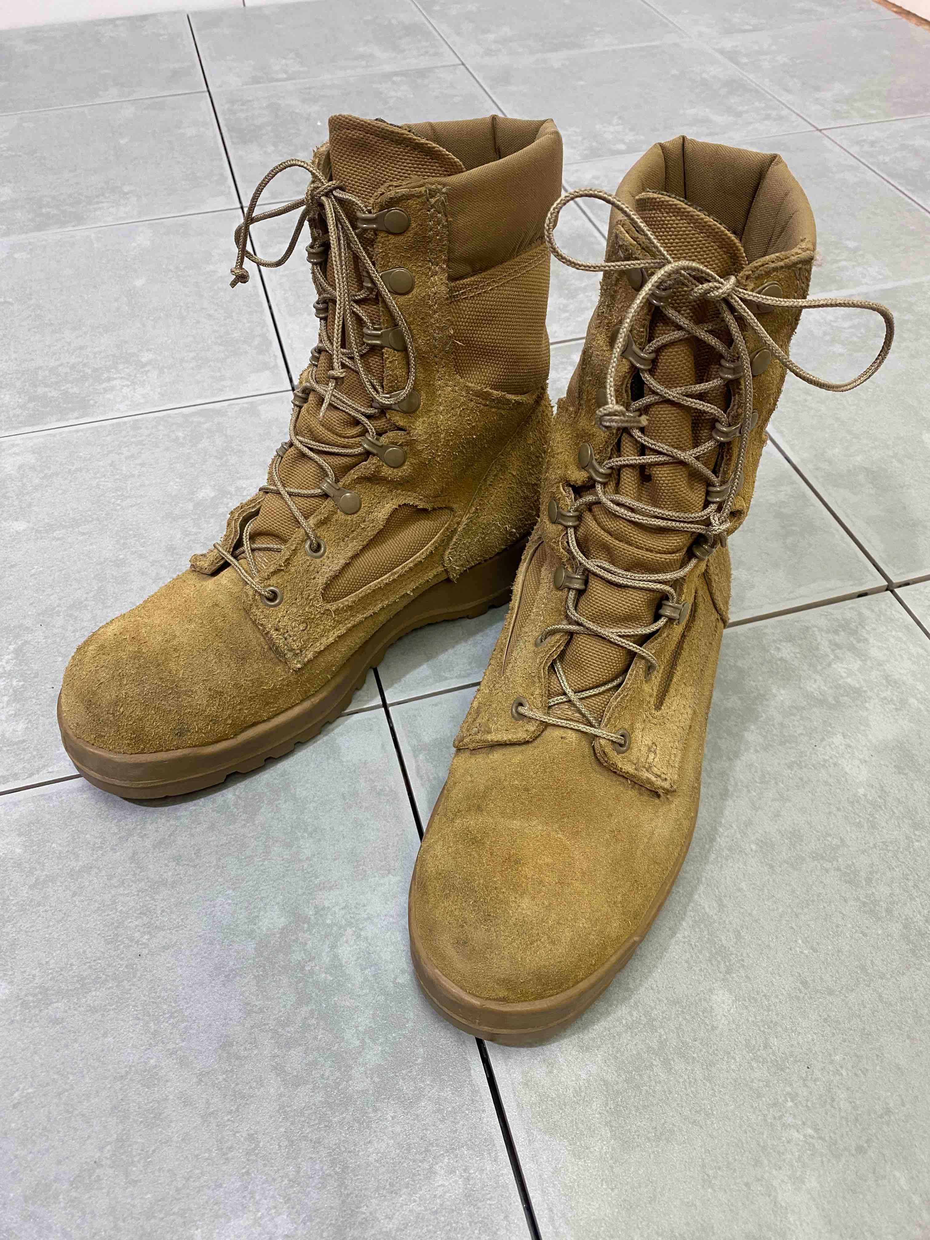 米軍放出品

ALTAMA BOOTS TEMPERATE WEATHER

カラー：コヨーテ

サイズ：9.5(約27.5cm)

Vibramソール

USMC紋章入り

所々、小さな汚れなど使用感はございますが
まだまだ楽しんでお使いいただけます。

※画像の程度とは若干異なる場合がございますので予めご了承下さい。
(キズ、へこみ、汚れ、穴あき、ほつれ、文字書入れ(名前、ナンバー)など