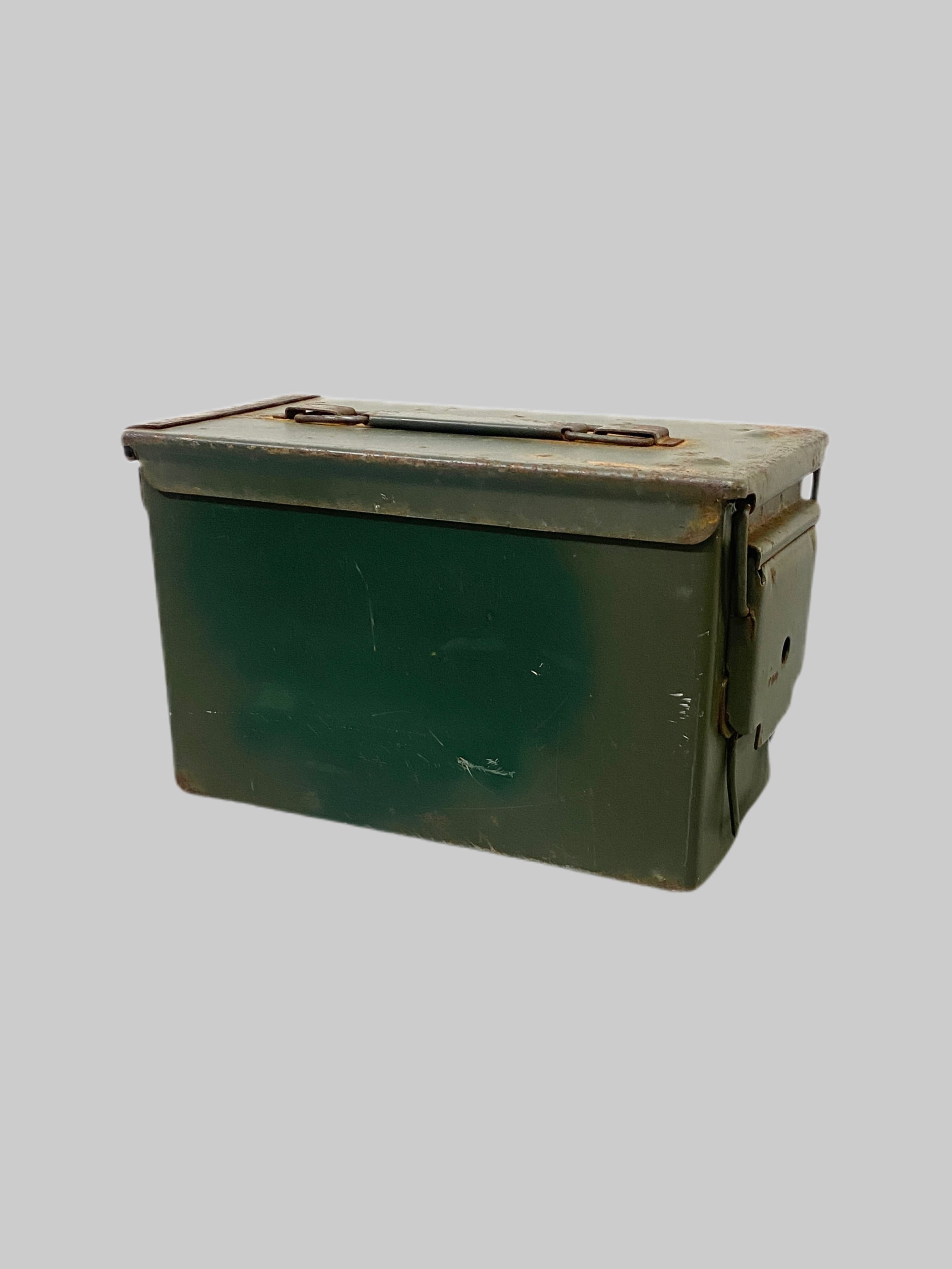 米軍放出品

AMMO BOX 弾薬箱

カラー：OD

サイズ：約15×30×18cm

弾薬を入れる鉄製の弾薬箱。

工具箱やキャンプ、ガレージやショップなど、使い方次第で雰囲気UPです。

コレクションとしていかがでしょうか。

※画像の程度とは若干異なる場合がございますので予めご了承下さい。
(キズ、へこみ、汚れ、穴あき、ほつれ、文字書入れ(名前、ナンバー)など