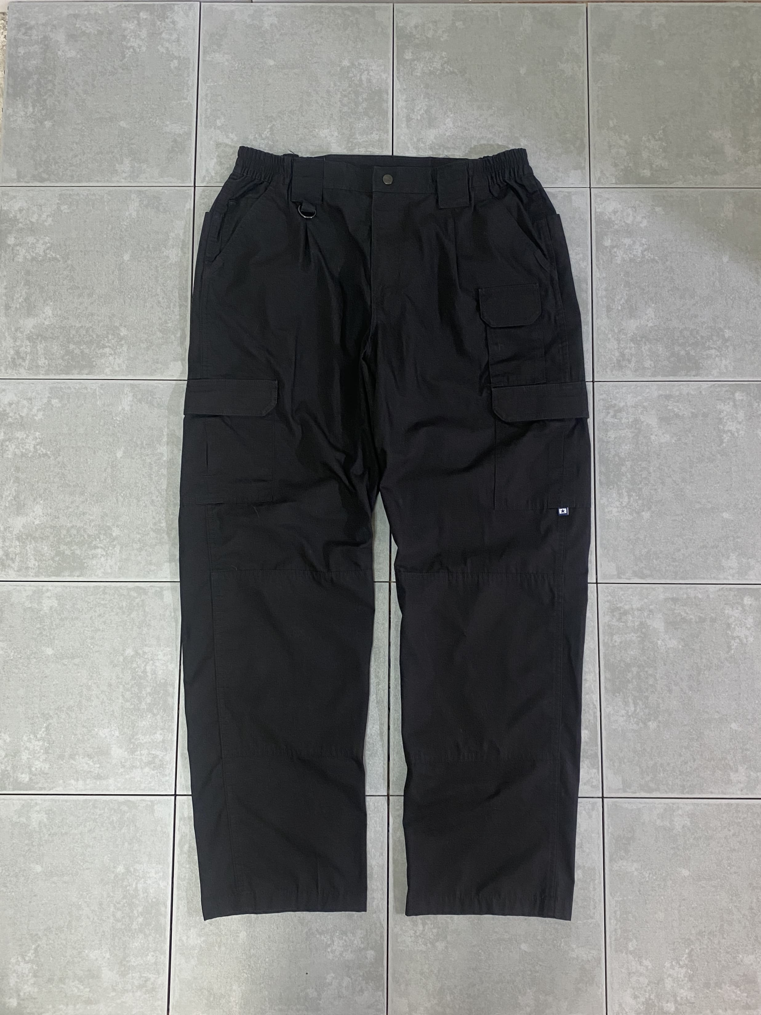 PROPPER

【PROPPER】TACTICAL PANTS 

カラー：ブラック

サイズ：38/36
ウエスト：約88cm　股下：約82cm　ワタリ：約40cm　総丈：約113cm

素材：ポリエステル65％　コットン35％

PROPPERのタクティカルパンツ。

軽量で通気性のあるリップストップ生地を使用した薄型デザイン。

汚れや液体をはじくdupont teflon生地プロテクターで
コーティングされています。

9つのポケットにアクションストレッチウエストバンド、特大ベルトループなど
機能性抜群です。

状態も非常に良いです。

※画像の程度とは若干異なる場合がございますので予めご了承下さい。
(キズ、へこみ、汚れ、穴あき、ほつれ、文字書入れ(名前、ナンバー)など