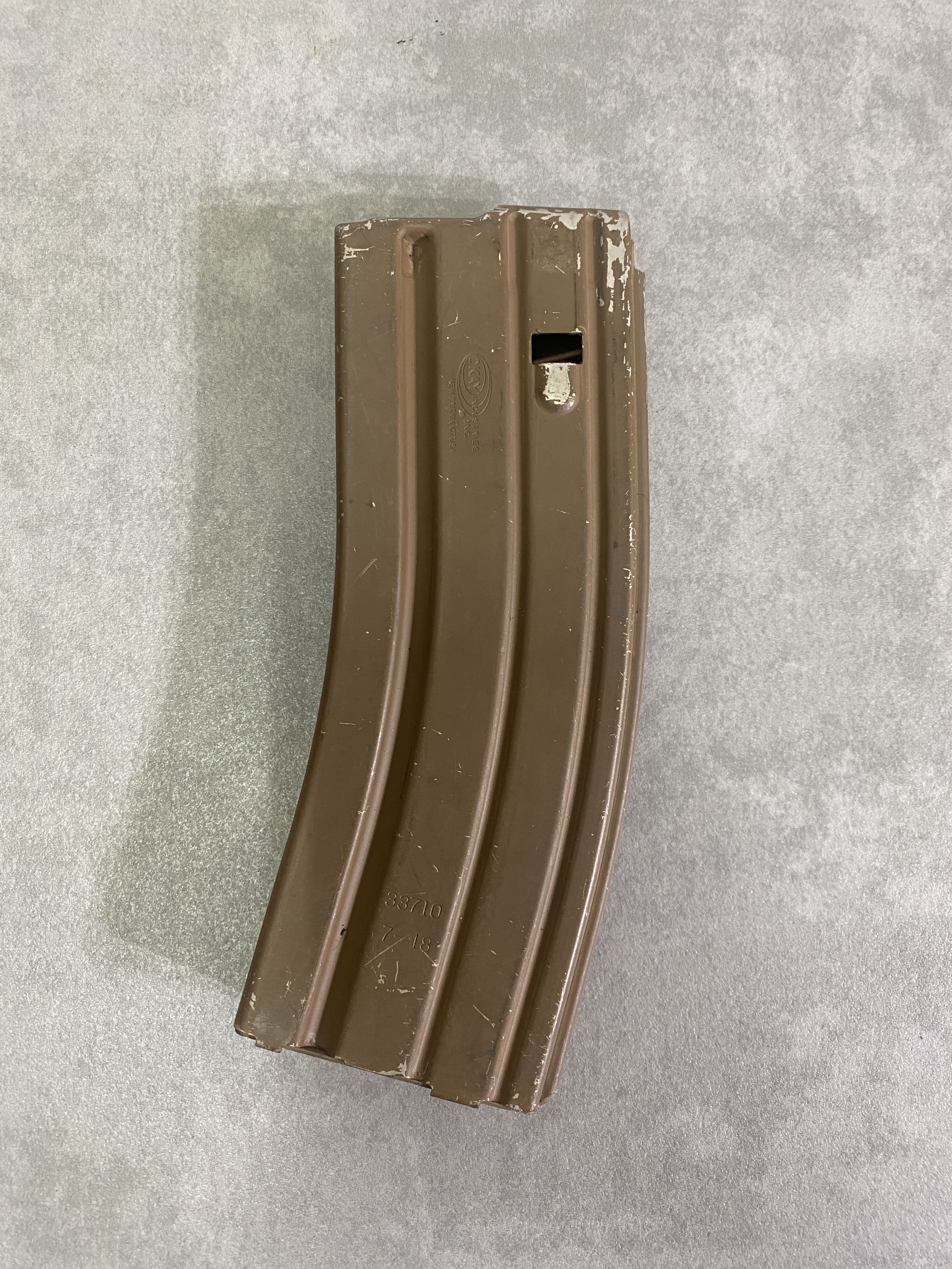 米軍放出品

5.56mm 30連 マガジン

カラー：コヨーテ

サイズ：約18×6.5×2.2cm

5.56mm弾丸を30発ライフルに収納する弾倉。

※マガジン下部、刻印の有無がございます。
商品の選択はできませんのでご了承下さい。

※画像の程度とは若干異なる場合がございますので予めご了承下さい。
(キズ、へこみ、汚れ、穴あき、ほつれ、文字書入れ(名前、ナンバー)など