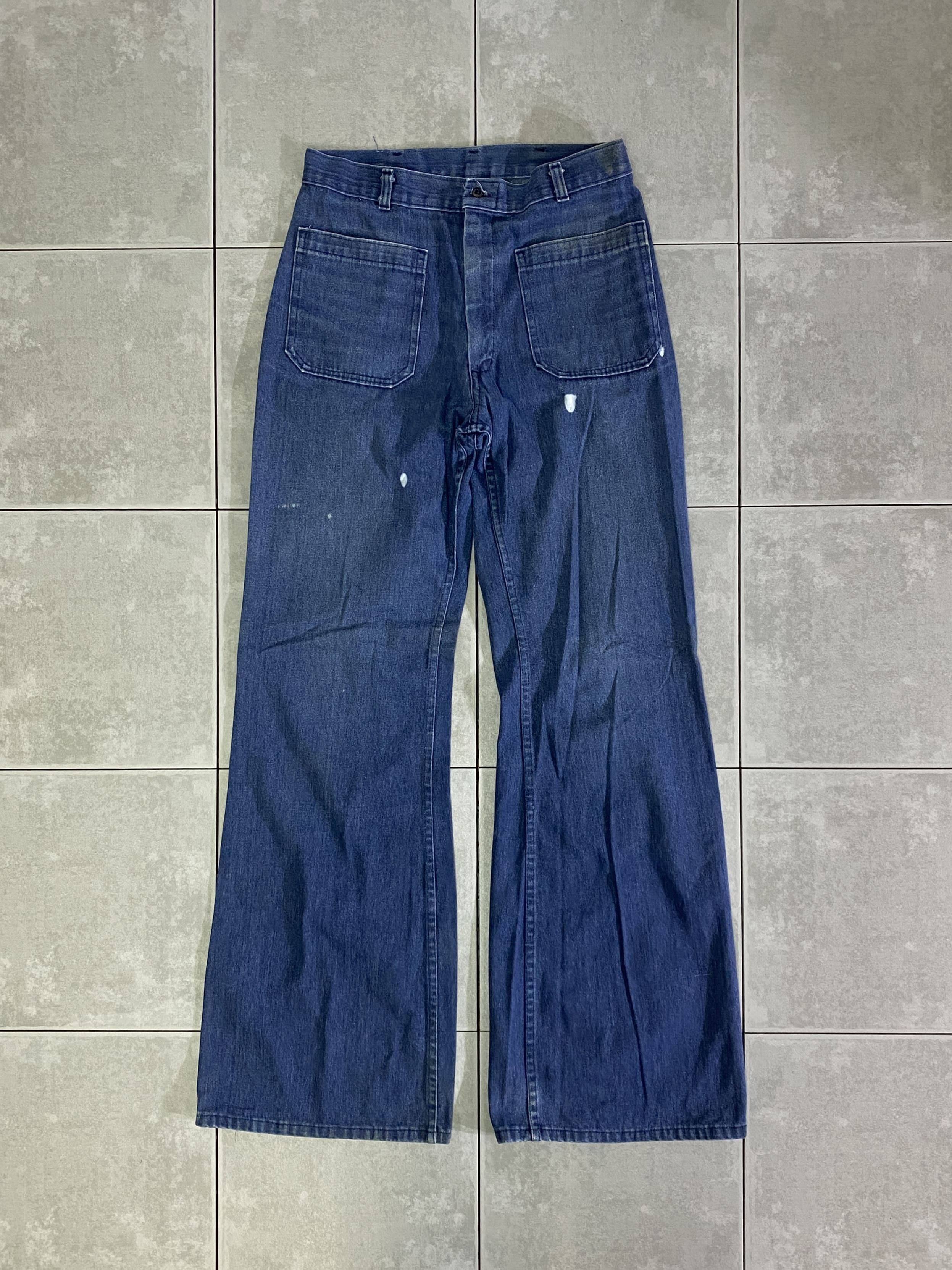 navdungaree

U.S.NAVY TROUSERS UTILITY DENIM MADE IN USA

カラー：ブルー

サイズ：不明
ウエスト：約76cm　股下：約83cm　ワタリ：約32cm　総丈：約111cm

素材：コットン65％　ポリエステル35％

TALON ZIP

DENIM素材で作られたUTILITY TROUSERS。

作業着として使用されていたアイテム。

艦船の甲板等での使用を想定されており、
スソが広くなるようにデザインされております。

ブーツカットのようなシルエットで、ファッション性も高く
人気の一枚です。

ペンキの汚れなどがございますが、作業着としての味が出て
良い雰囲気です。

※画像の程度とは若干異なる場合がございますので予めご了承下さい。
(キズ、へこみ、汚れ、穴あき、ほつれ、文字書入れ(名前、ナンバー)など
