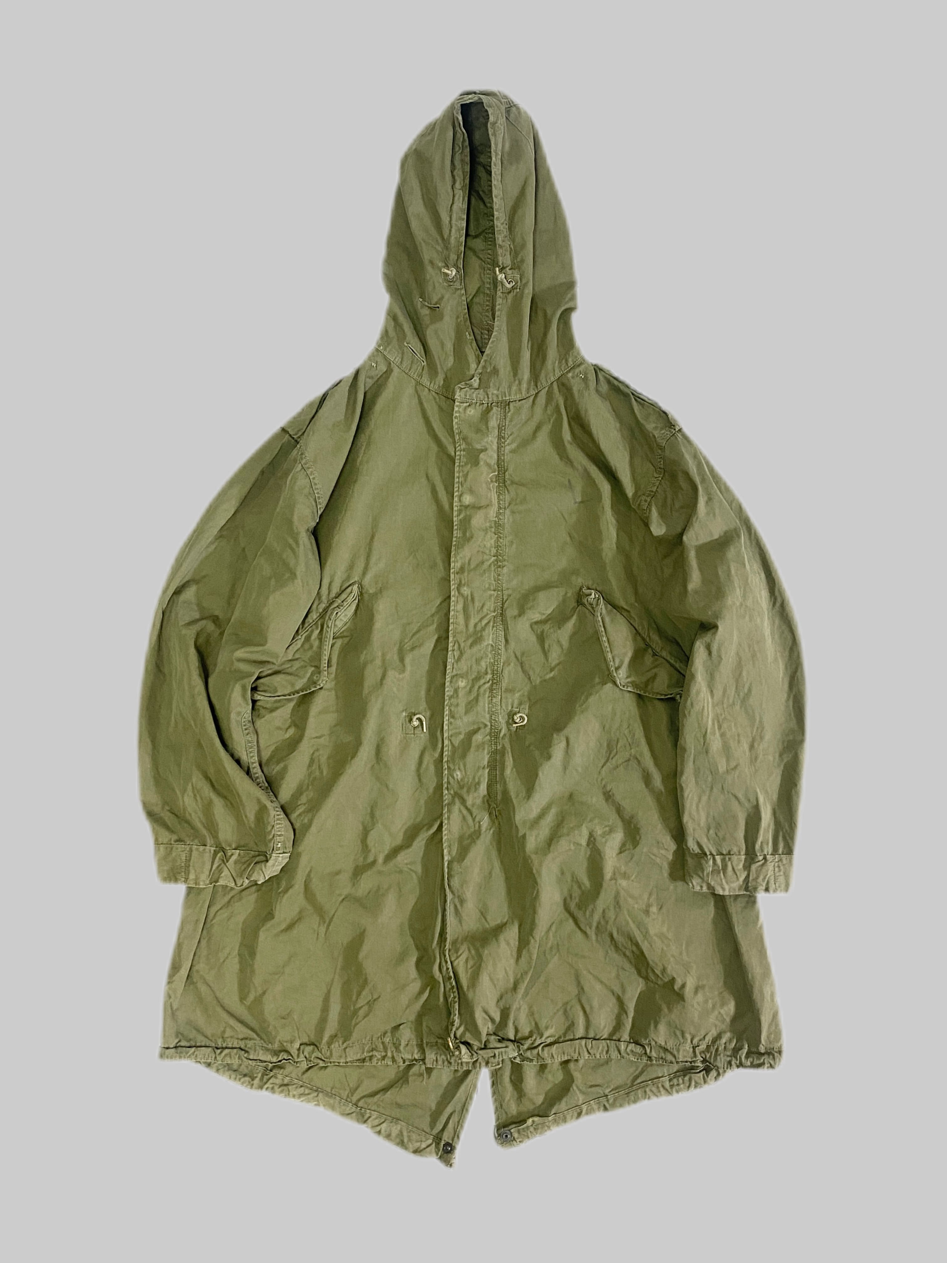 米軍放出品 実物

PARKA SHELL M-1951 後期型

カラー：OD

サイズ：M
着丈：約102cm　身幅：約70cm　肩幅：約57cm　袖丈：約62cm

素材：コットン　ナイロン

CROWN ZIP

一般的にモッズコート、モッズパーカ、フィッシュテールなどと呼ばれるM-51。

50年代から60年代にかけイギリスの若い労働者を中心に
流行した『モッズファッション』を好んだ人々『モッズ』。

彼らが好んで着た事から『モッズパーカー』と呼ばれています。

ヴィンテージ市場で状態の良いものを見つけることが困難な
希少性の高いモデルです。

フード一体型のデザインや肩に配されたエポレットのデザインが特徴。

USEDのコンディションですが、まだまだ楽しんで着用できる一枚。

現在に至るまで、半世紀以上に渡って愛され続ける
ミリタリージャケットの名作です。

※フロント、1番下のスナップボタン閉まりません。

※画像の程度とは若干異なる場合がございますので予めご了承下さい。
(キズ、へこみ、汚れ、穴あき、ほつれ、文字書入れ(名前、ナンバー)など


