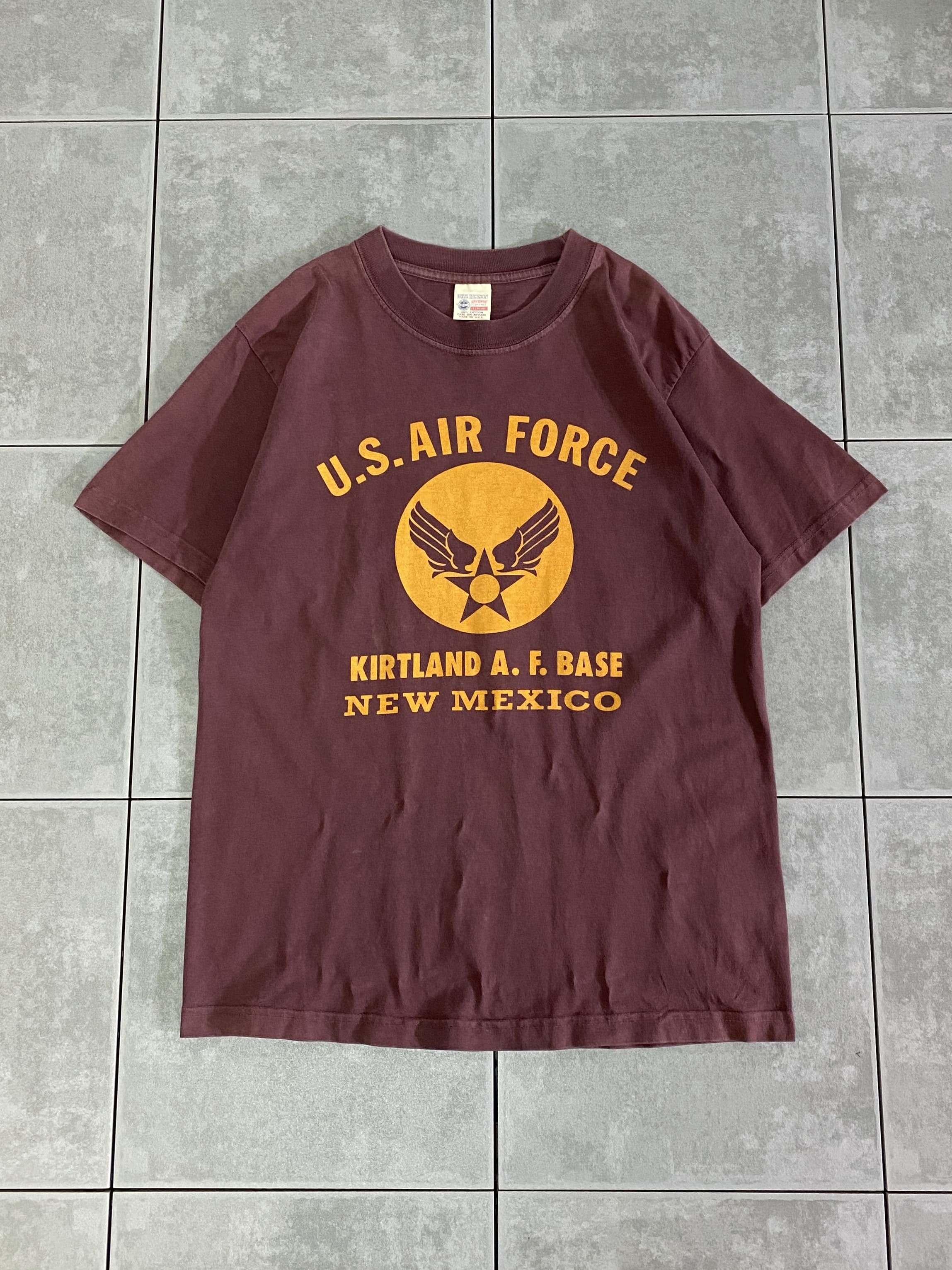 Buzz Ricksons

【Buzz Ricksons】U.S. AIR FORCE S/S TEE MADE IN USA

カラー：エンジ

サイズ：S
着丈：約63cm　身幅：約48cm　肩幅：約44cm　袖丈：約20cm

素材：コットン100％

ミリタリーデザインが人気のBUZZ RICKSONSのS/S TEE。

デザインはフロントのみに王道のエアフォースマークが描かれた1枚。

コットン100%のアメリカ製のボディはやや肉厚で肌触りが良く、
着込むほどに風合いが増します。

一枚で着用したり、ロンＴやシャツなどとのレイヤードスタイルなど
アメカジにピッタリのアイテムです。

※画像の程度とは若干異なる場合がございますので予めご了承下さい。
(キズ、へこみ、汚れ、穴あき、ほつれ、文字書入れ(名前、ナンバー)など


