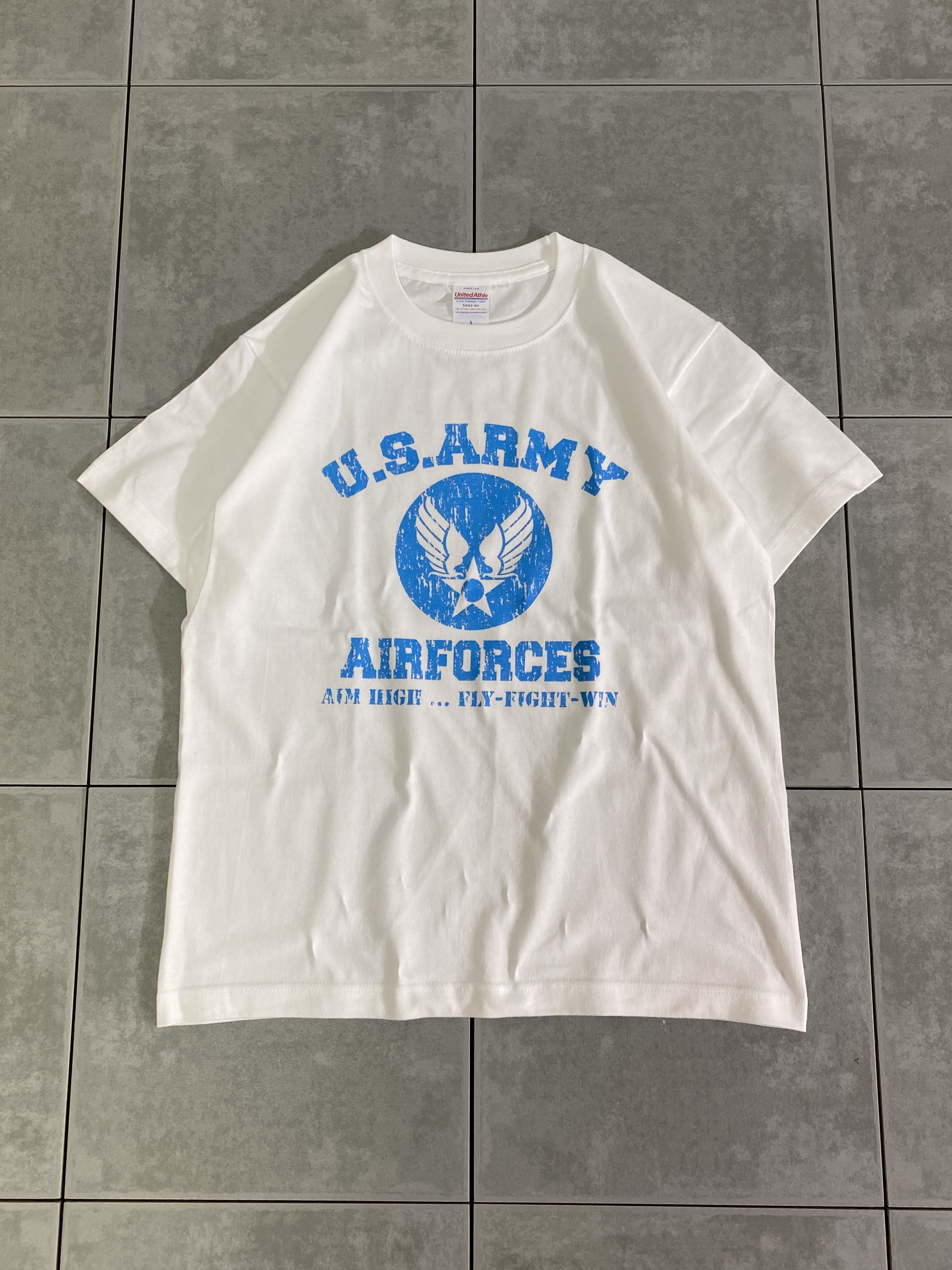 MIRIKAJI ORIGINAL WEAR 

U.S.ARMY AIR FORCE S/S TEE 

カラー：ホワイト

サイズ：S / M / L / XL
S　着丈:約65cm　身幅:約47cm　肩幅:約43cm　袖丈:約19cm
M　着丈:約69cm　身幅:約52cm　肩幅:約46cm　袖丈:約21cm
L　着丈:約73cm　身幅:約55cm　肩幅:約49cm　袖丈:約21cm
XL 着丈:約76cm　身幅:約60cm　肩幅:約55cm　袖丈:約22.5cm

素材：コットン100％

6.2oz

「シンプル イズ ベスト」。

ミリタリーコーディネートには欠かせないシンプルロゴTシャツ。

ひび割れプリントの加工を施し、古着のような雰囲気に。

キャンプ、近場でのお買い物、お散歩。
色々なシーンでお楽しみいただけます。
