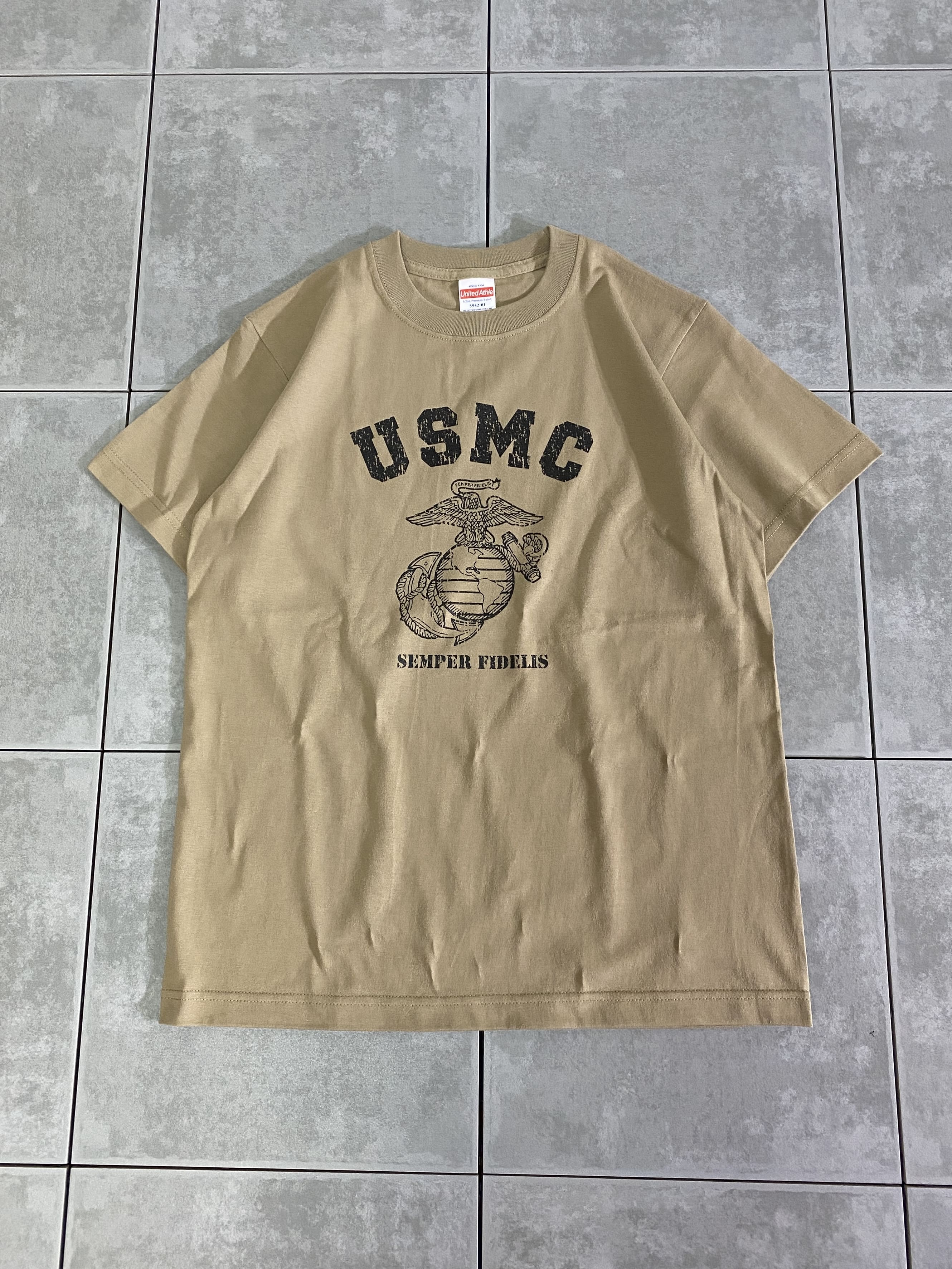 MIRIKAJI ORIGINAL WEAR 

USMC S/S TEE

カラー：サンドカーキ

サイズ：S / M / L / XL
S　着丈:約65cm　身幅:約47cm　肩幅:約43cm　袖丈:約19cm
M　着丈:約69cm　身幅:約52cm　肩幅:約46cm　袖丈:約21cm
L　着丈:約73cm　身幅:約55cm　肩幅:約49cm　袖丈:約21cm
XL 着丈:約76cm　身幅:約60cm　肩幅:約55cm　袖丈:約22.5cm

素材：コットン100％

6.2oz

「シンプル イズ ベスト」。

ミリタリーコーディネートには欠かせないシンプルロゴTシャツ。

ひび割れプリントの加工を施し、古着のような雰囲気に。

キャンプ、近場でのお買い物、お散歩。
色々なシーンでお楽しみいただけます。
