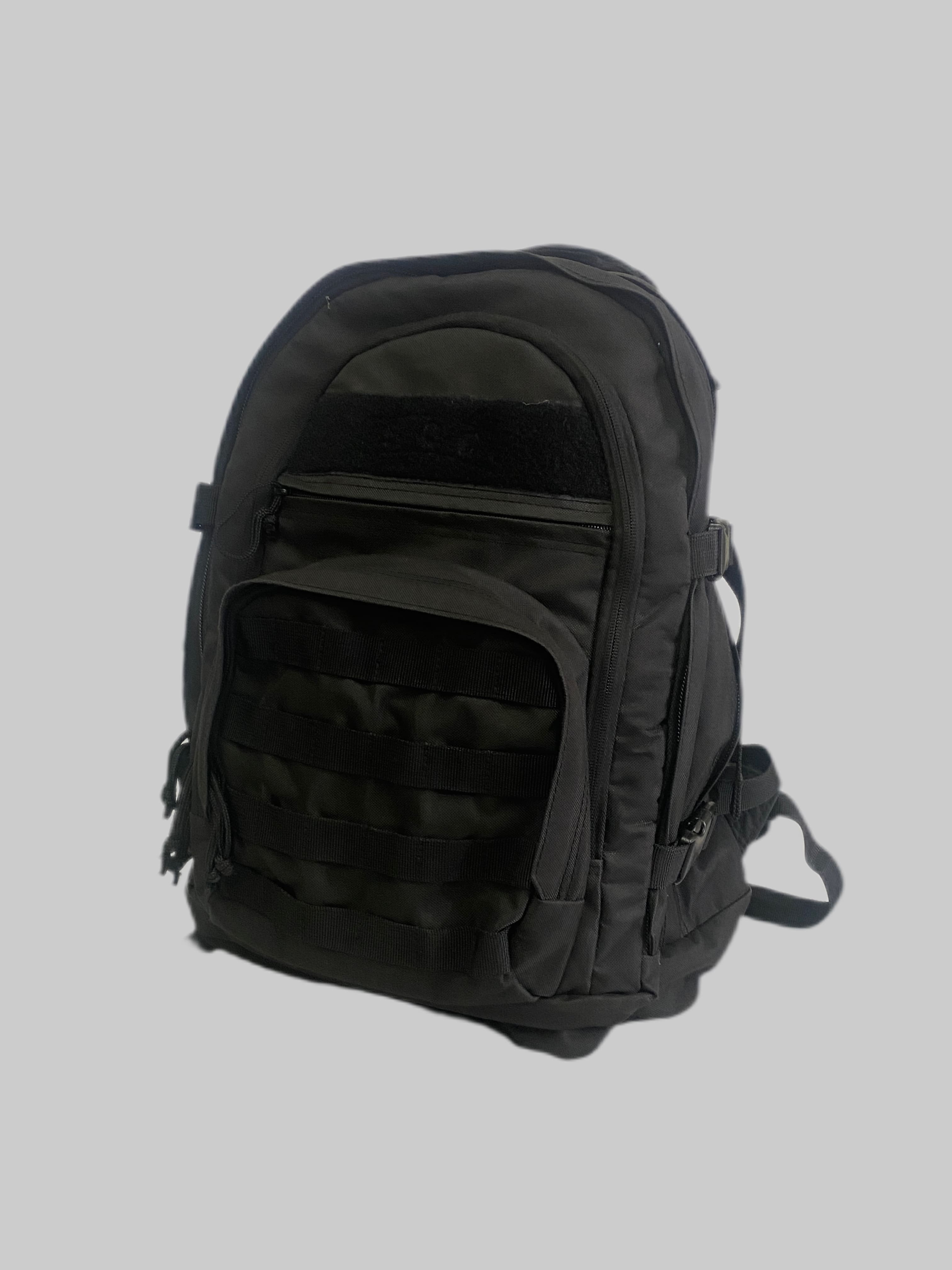 米軍放出品

SOC SEAL OF AUTHENTICITY 3DAY BACKPACK

カラー：ブラック

サイズ：約47×40×25cm

素材：ナイロン

日用にカジュアルとしても使える3DAYバックパック。

広々としたメインコンパートメントが使いやすく、
耐久性も兼ね備えています。

サブポケットも豊富にあり、収納にも便利。

本体上部にはハイドレーションのチューブが通せる
開口部がございます。

キャンプ、ハイキング、普段使いまで活用できるアイテムです。

※チェストストラップ、バックル壊れています。

※画像の程度とは若干異なる場合がございますので予めご了承下さい。
(キズ、へこみ、汚れ、穴あき、ほつれ、文字書入れ(名前、ナンバー)など