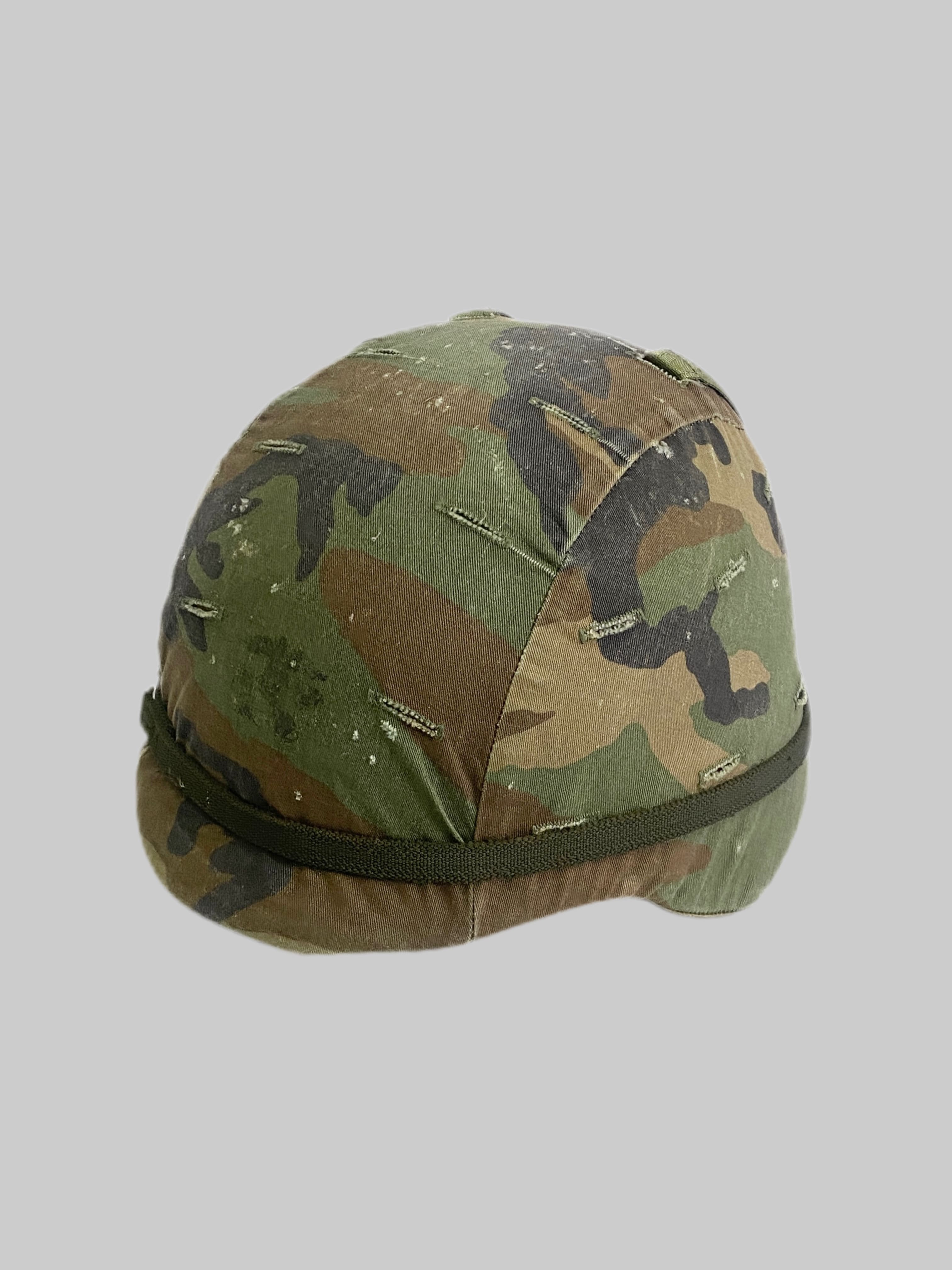 米軍放出品

US PASGT HELMET カバー付き

カラー：OD/WOODLAND

サイズ：M

米軍において1982年頃PASGT(地上部隊兵員個人防護システム)の
一環としてM-1ボディーアーマーベスト等と同時に採用された
ケプラー素材のヘルメット。

ウッドランド柄のヘルメットカバー付きです。

首元のクッションで分かりづらいですが、
ミルスペック表記しっかりございます。

コレクターの方にオススメのアイテムです。

※画像の程度とは若干異なる場合がございますので予めご了承下さい。
(キズ、へこみ、汚れ、穴あき、ほつれ、文字書入れ(名前、ナンバー)など